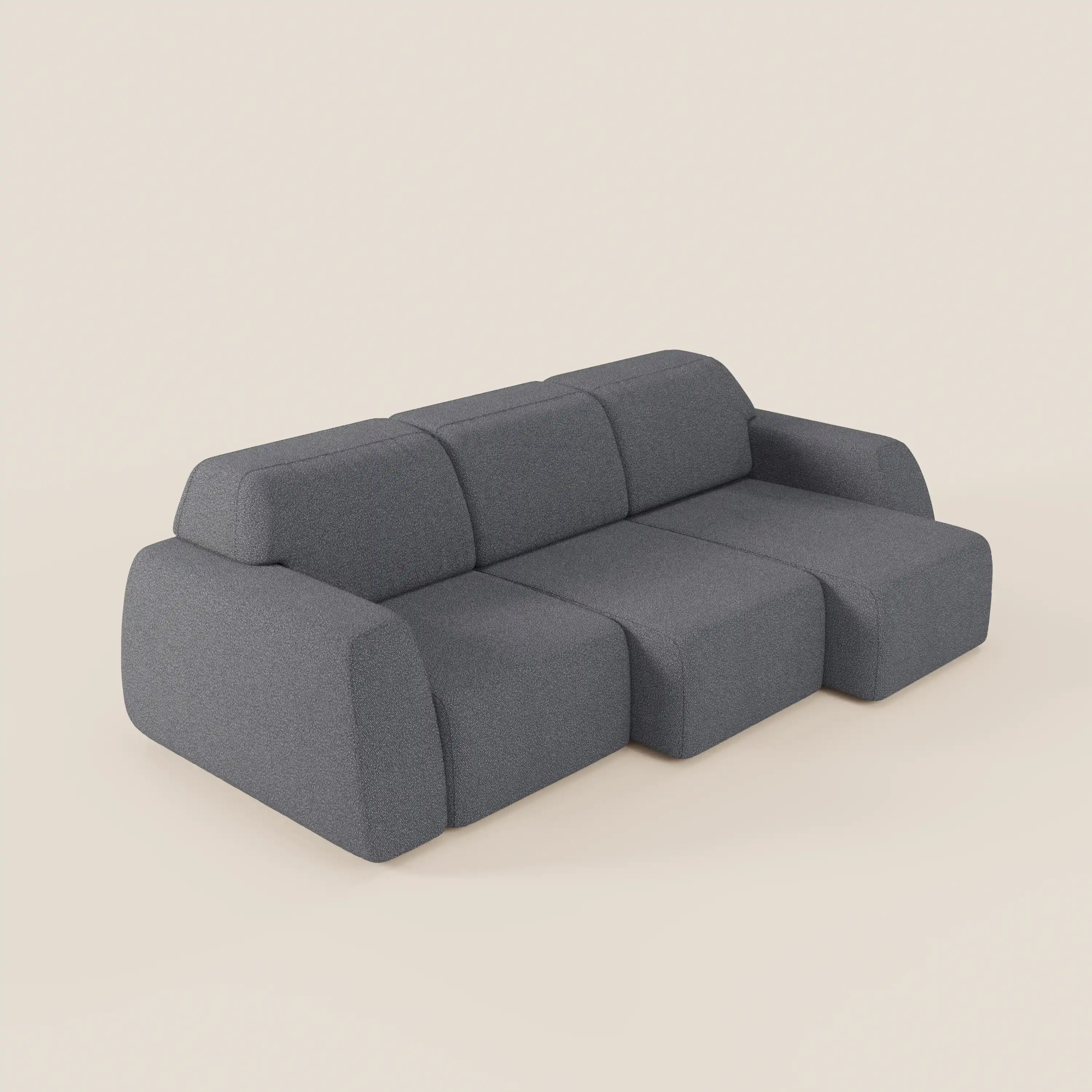 Orbit di Divani.Store è un divano moderno e minimalista in tessuto grigio scuro con tre sedute scorrevoli ed estensibili in modo indipendente, ampi braccioli arrotondati, linee geometriche e schienale basso su uno sfondo chiaro e neutro.