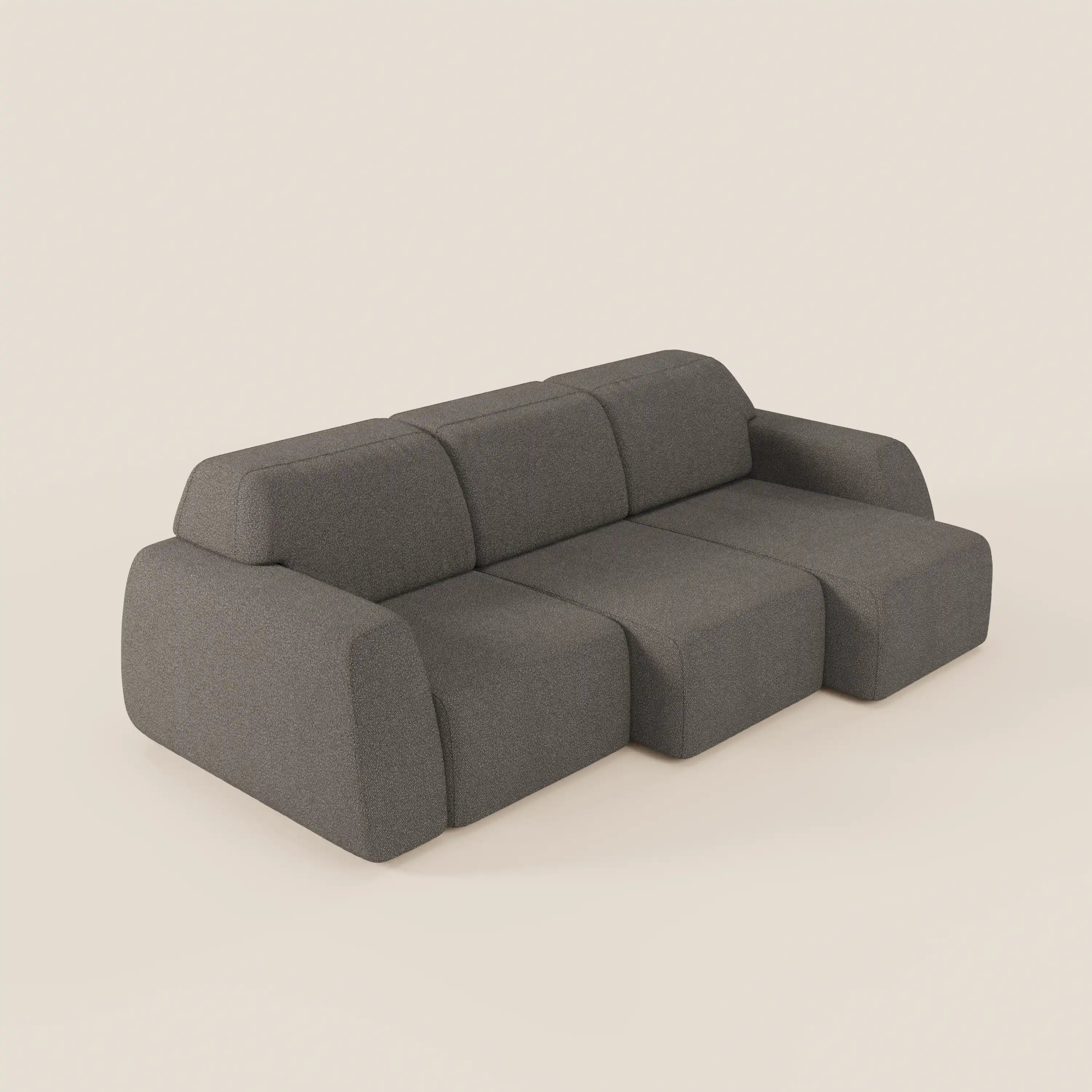 Il divano Orbit di Divani.Store è caratterizzato da 3 sedute scorrevoli e allungabili in tessuto antimacchia effetto cotone, con linee minimaliste e braccioli arrotondati. Il suo design moderno spicca su uno sfondo beige chiaro.