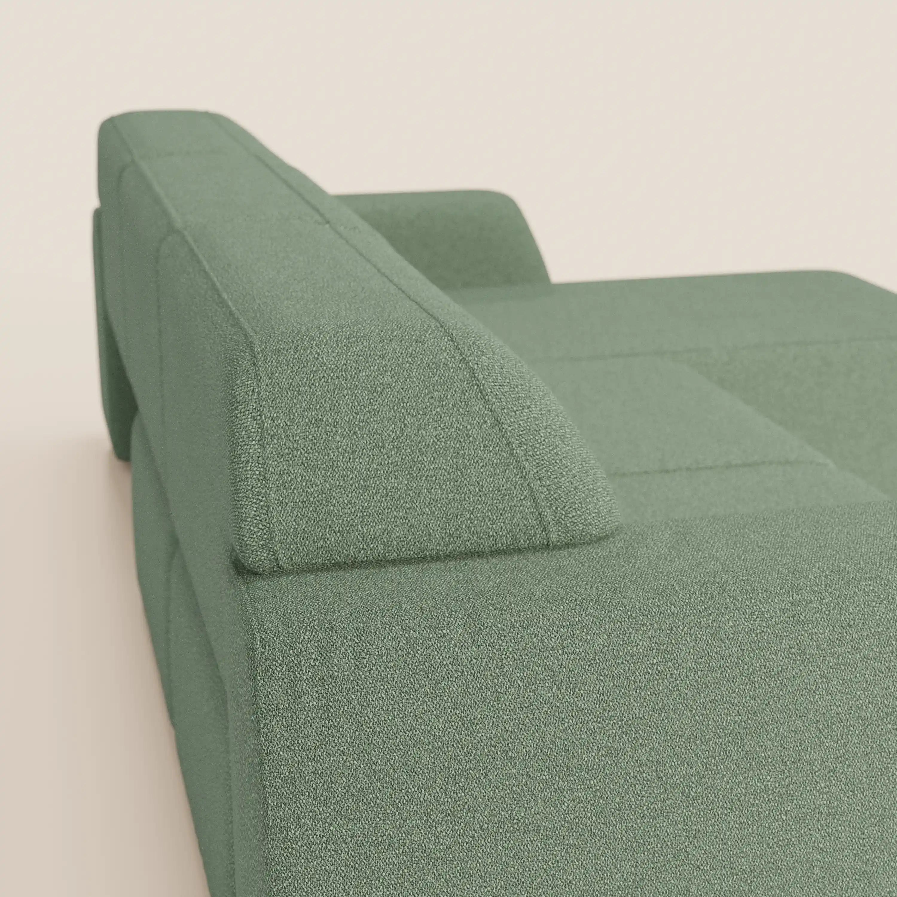 Primo piano di Orbit Divano angolare con penisola reversibile di Divani.Store, caratterizzato da sedute allungabili in smacchiabile effetto cotone T33, linee pulite e braccioli squadrati su sfondo beige.