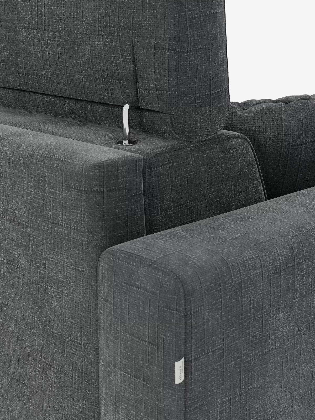 Primo piano del divano letto matrimoniale Pegaso di Divani.Store, rivestito in tessuto jacquard grigio scuro antimacchia (T22) con una caratteristica trama a griglia. L’immagine mette in risalto il bracciolo, lo schienale e una barra di sostegno in metallo a vista, elementi che esaltano il design elegante tipico di questo divano letto moderno. Sul bracciolo è apposta una piccola etichetta in tessuto bianco. Lo sfondo è bianco a tinta unita.