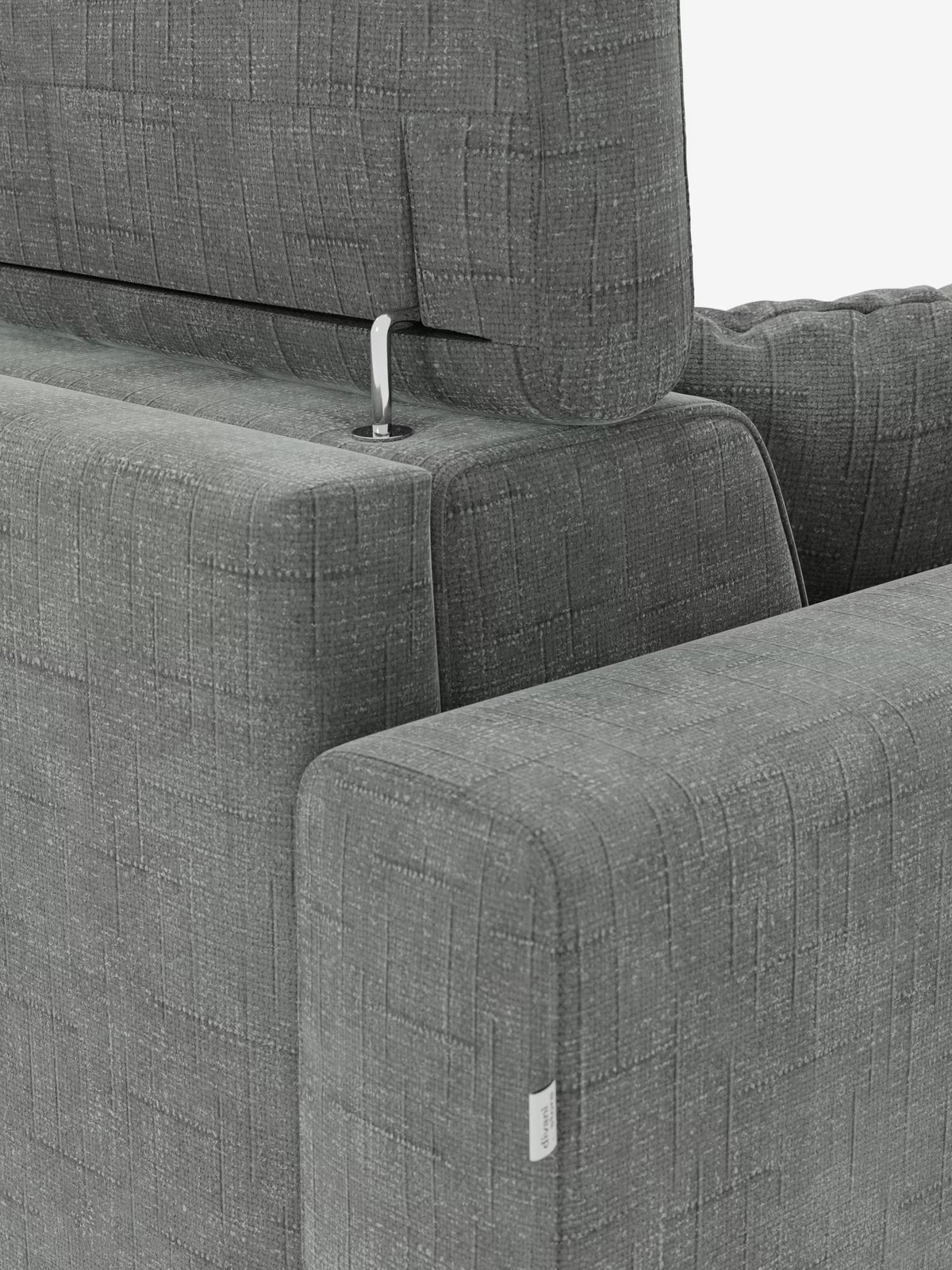 Primo piano del divano letto matrimoniale Pegaso con poggiatesta reclinabili in tessuto jacquard smacchiabile T22 di Divani.Store, che mette in risalto il raffinato rivestimento in tessuto grigio. L'immagine mette in risalto lo schienale con il suo supporto in metallo e la caratteristica finitura jacquard testurizzata caratterizzata da un delicato motivo geometrico, sottolineando il design contemporaneo di questo divano trasformabile. Sul bracciolo è visibile una piccola etichetta in tessuto bianco. Lo