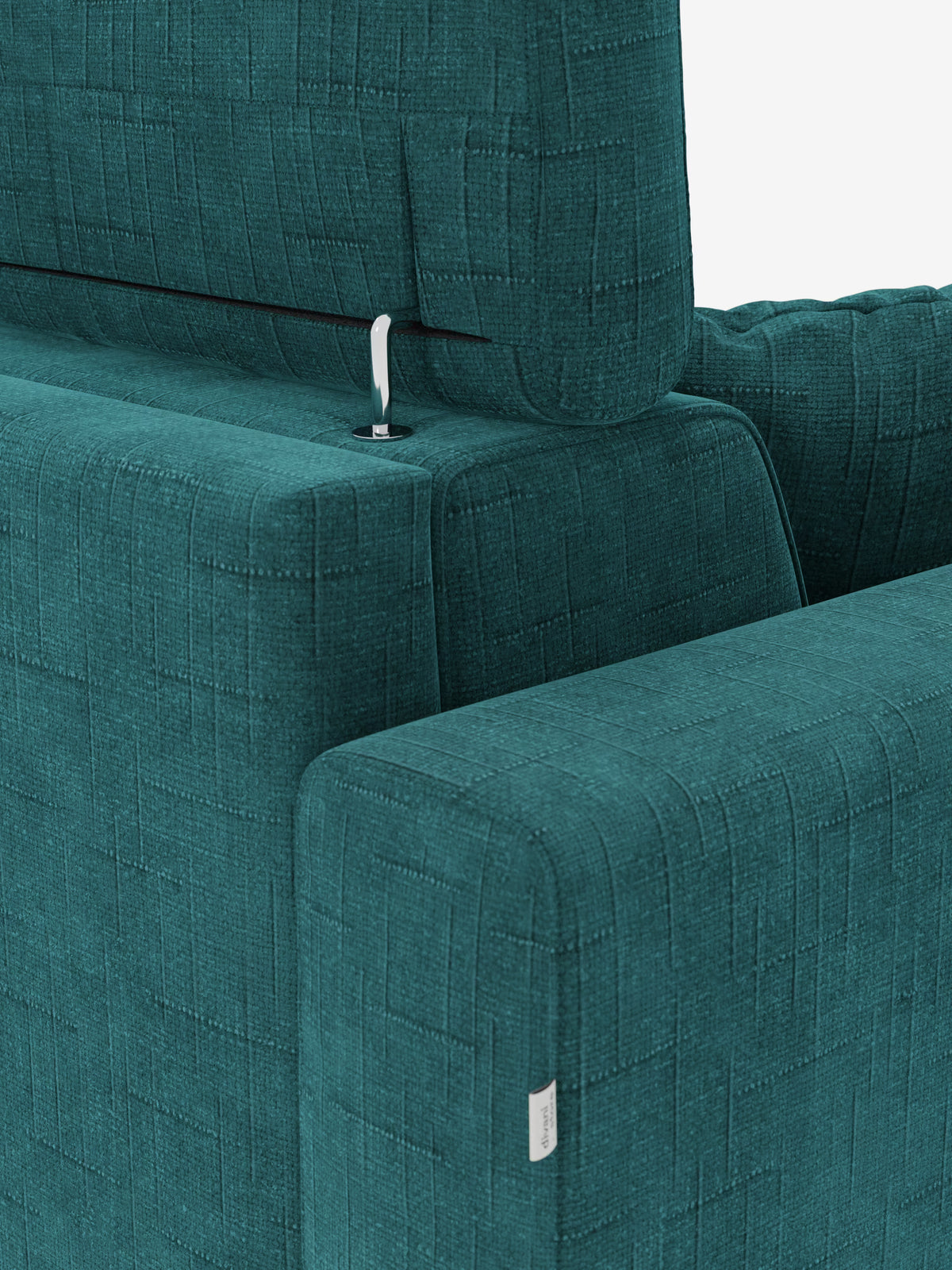 Primo piano del divano letto matrimoniale Pegaso di Divani.Store, rivestito in tessuto jacquard T22 color verde acqua, resistente alle macchie, con motivo a quadrati in rilievo. L’immagine mostra il meccanismo reclinabile del poggiatesta e del bracciolo, mettendo in risalto la trama caratteristica del tessuto e una piccola etichetta bianca cucita sul bracciolo. Il tutto su uno sfondo bianco a tinta unita.