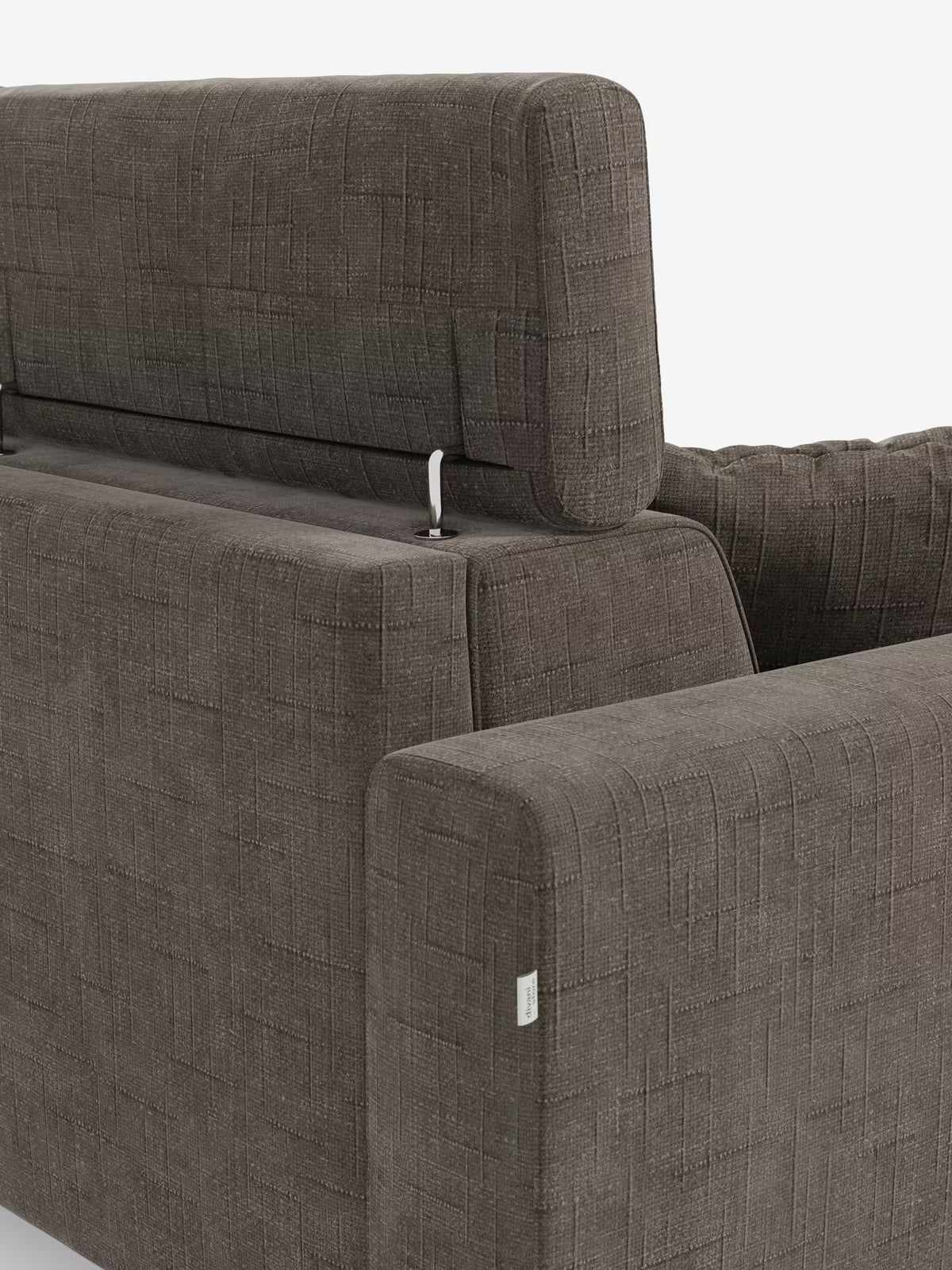 Un primo piano del divano letto angolare Pegaso di Divani.Store, rivestito in tessuto jacquard grigio scuro testurizzato smacchiabile T22. L’immagine mette in risalto lo schienale e i braccioli, evidenziando l’elegante supporto metallico che sostiene i poggiatesta reclinabili regolabili. Su uno sfondo bianco a tinta unita, le cuciture dettagliate e la maestria artigianale del divano risaltano in modo particolare. Questo modello è dotato di una pratica penisola contenitore che offre spazio aggiuntivo,