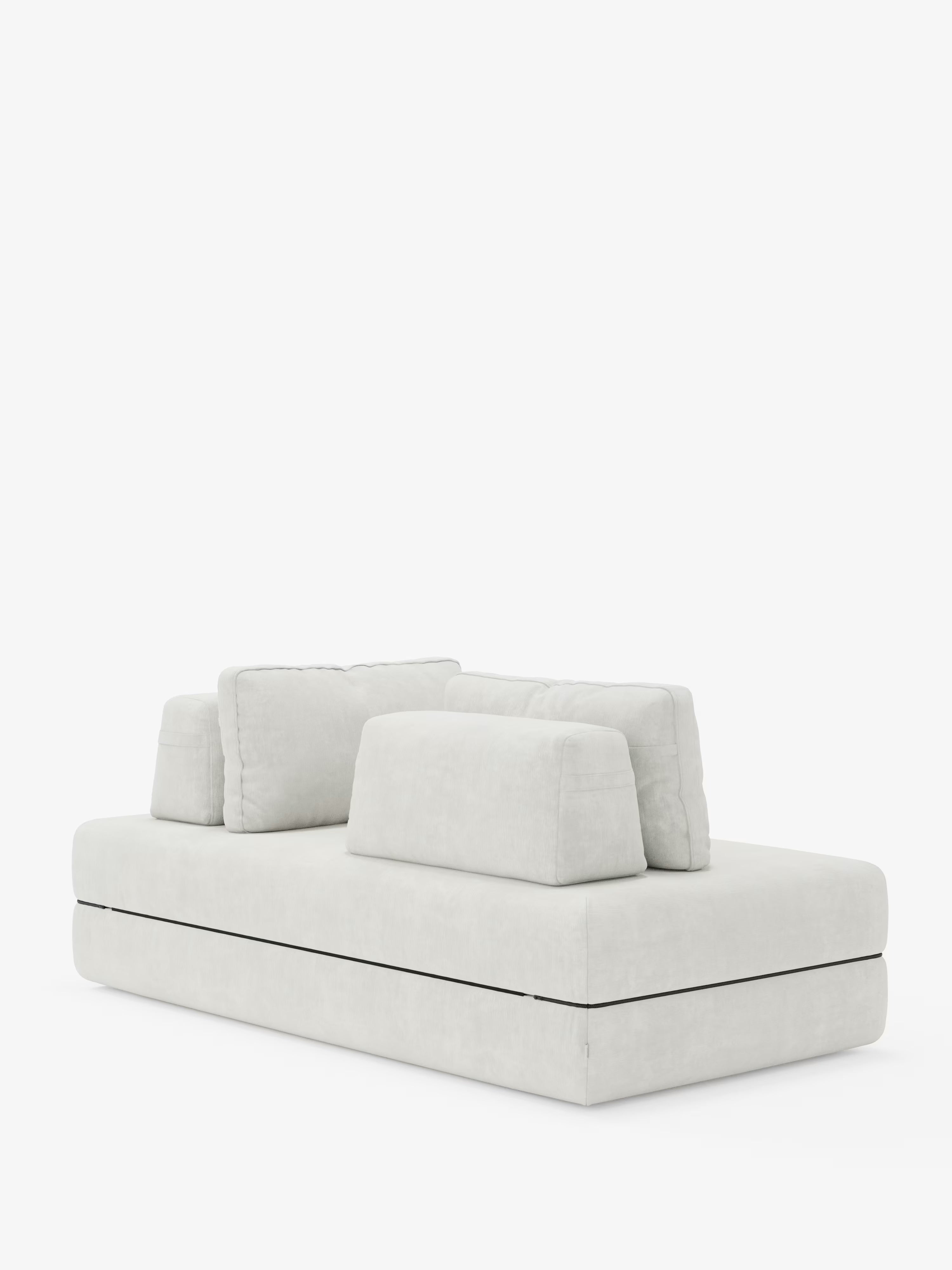 Un divano letto matrimoniale contemporaneo e minimalista della linea Rift, disponibile nelle versioni a 2 e 3 posti, firmato Divani.Store, rivestito in tessuto T31 beige chiaro, antimacchia. Questo elegante divano letto è dotato di tre morbidi cuscini rettangolari per lo schienale con schienali regolabili e di un materasso in memory foam alto 24 cm. Con linee pulite e senza gambe a vista, è presentato su uno sfondo bianco per esaltarne il design raffinato.