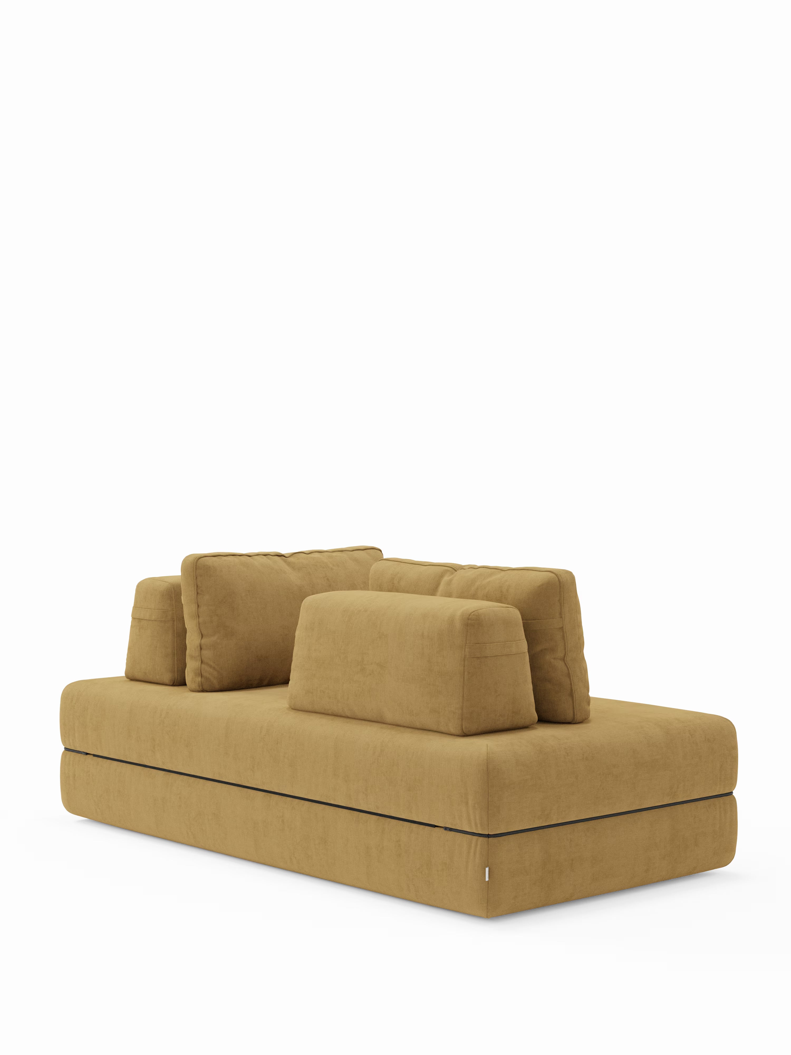 Una moderna chaise longue di Divani.Store, il divano letto matrimoniale Rift si presenta con una vivace finitura giallo senape, una base squadrata e imbottita e tre cuscini rettangolari mobili per lo schienale. Rivestito in un tessuto morbido e soffice che richiama il comfort offerto dal suo materasso in memory foam T31 alto 22 cm, questo modello dal design minimalista e contemporaneo è ritratto su uno sfondo bianco.