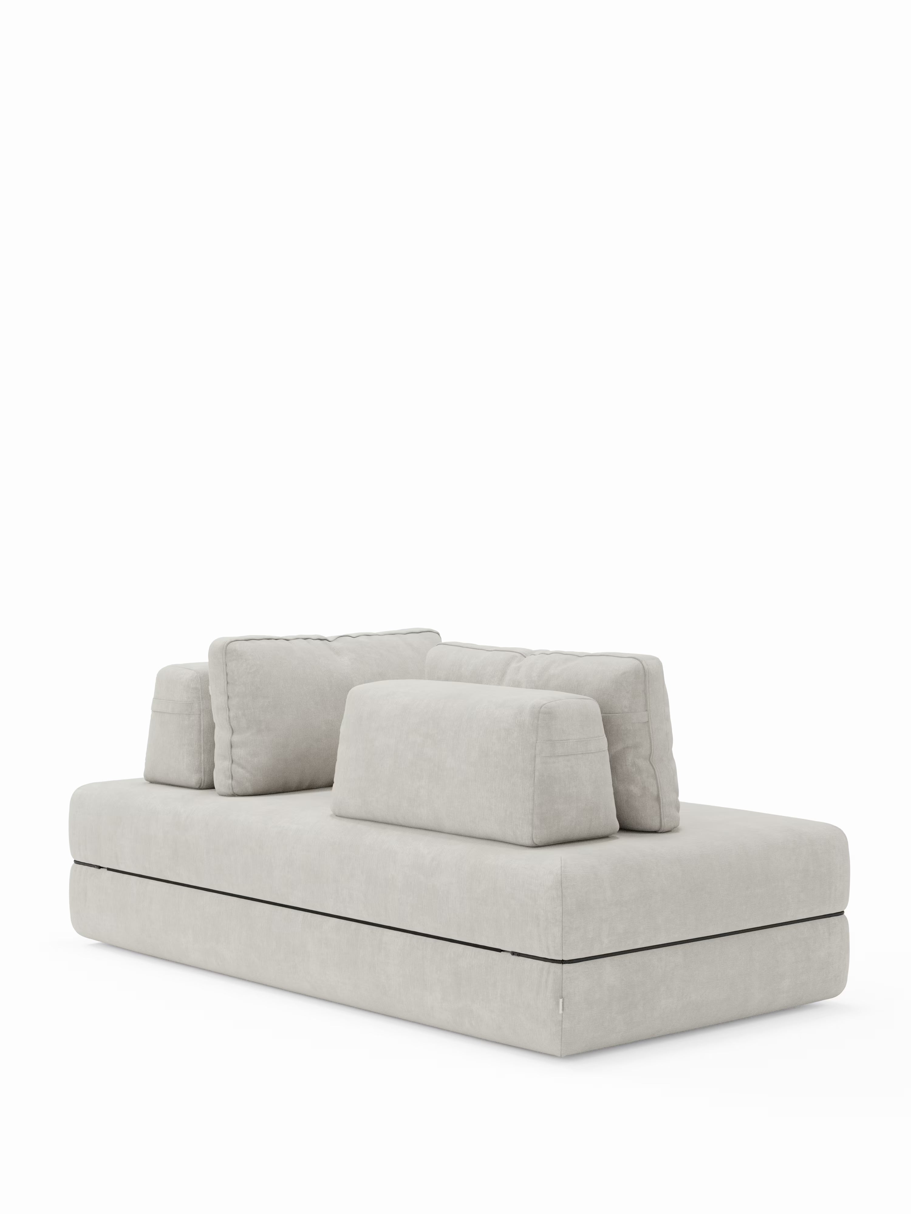 Il divano letto matrimoniale Rift a 2 e 3 posti con schienali mobili di Divani.Store è un divano modulare moderno, di colore grigio chiaro, caratterizzato da tre ampi cuscini rettangolari per lo schienale e da un’ampia seduta piatta. Caratterizzato da un design minimalista dalle linee pulite e privo di gambe a vista, è presentato su uno sfondo bianco a tinta unita. Questo divano letto contemporaneo include un materasso alto 22 cm in memory foam T31 per un maggiore sostegno e relax.