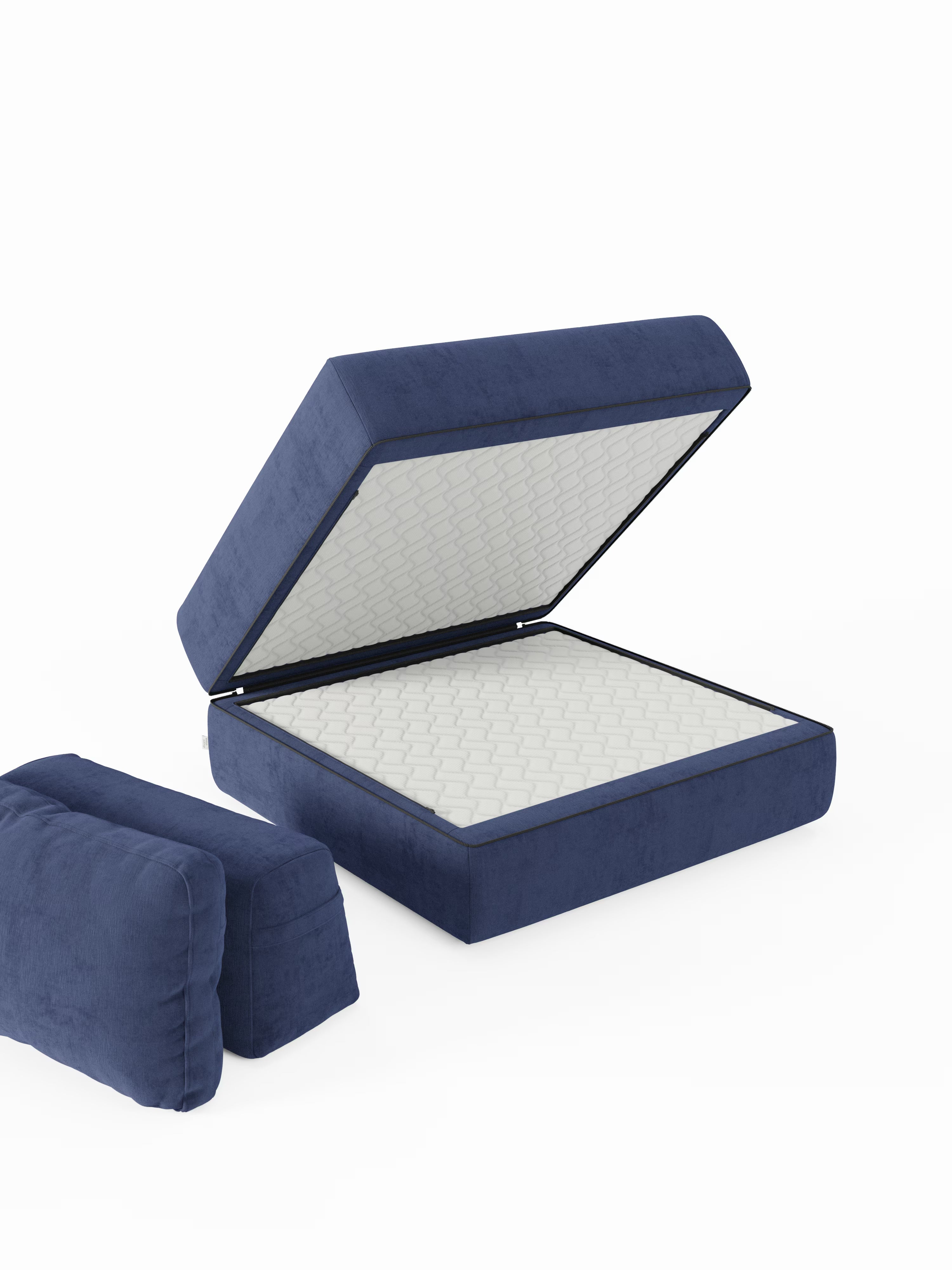 Una poltrona letto blu della linea Rift con materasso alto 22 cm in memory foam di Divani.Store, caratterizzata da uno schienale mobile e da un tessuto T31 antimacchia, è raffigurata parzialmente aperta nella configurazione da materasso da pavimento convertibile. Il cuscino superiore è sollevato per rivelare una superficie di riposo trapuntata bianca, con due cuscini blu coordinati simili a cuscini da letto posizionati accanto su uno sfondo bianco a tinta unita.