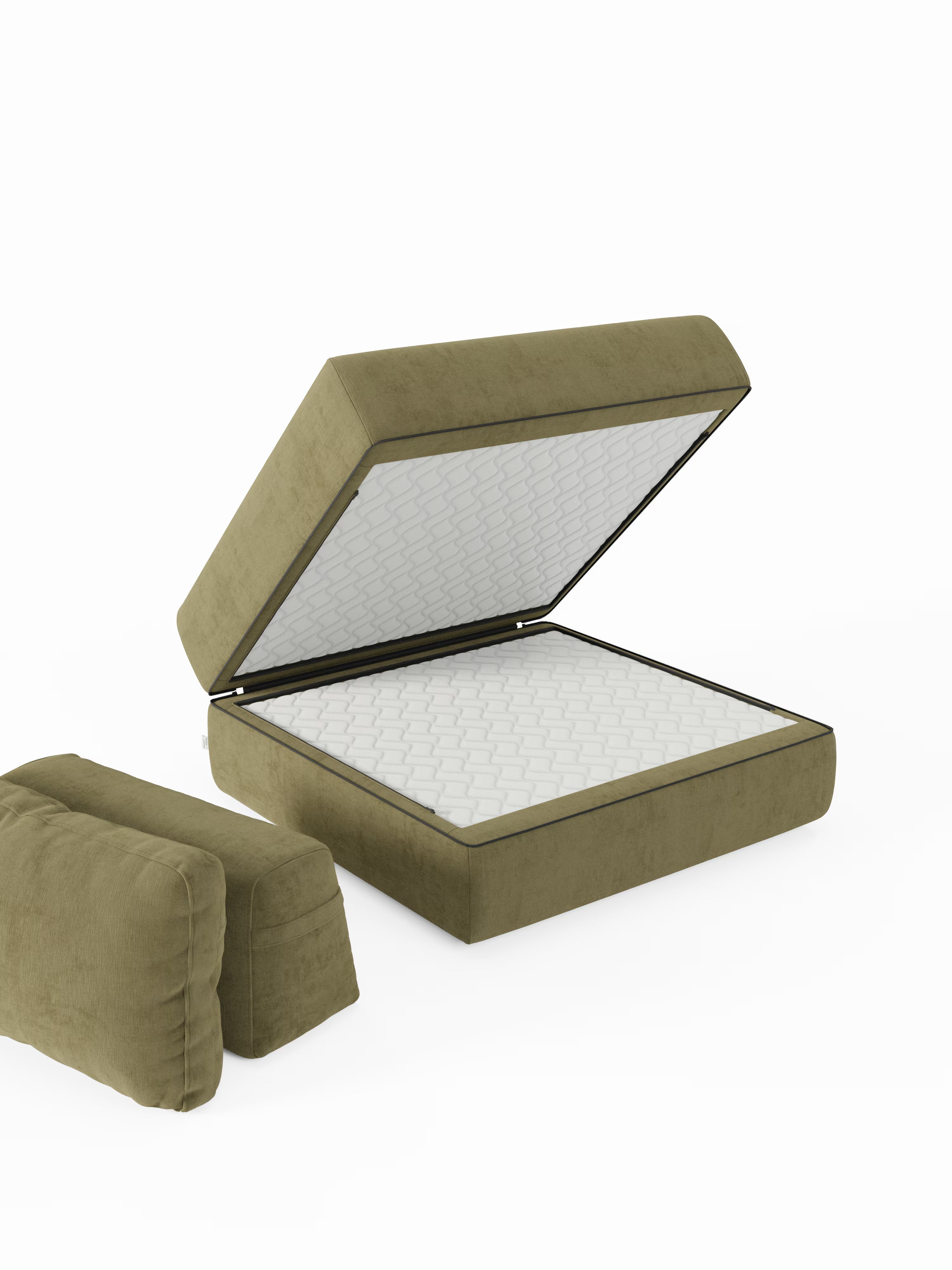 La poltrona letto Rift di Divani.Store è realizzata in tessuto T31 verde antimacchia e presenta uno schienale regolabile. Il suo materasso alto 22 cm in memory foam viene rivelato quando si apre la metà superiore del letto, coniugando comfort moderno e praticità di stivaggio. Due cuscini rettangolari verdi abbinati sono posizionati davanti al letto su uno sfondo bianco.