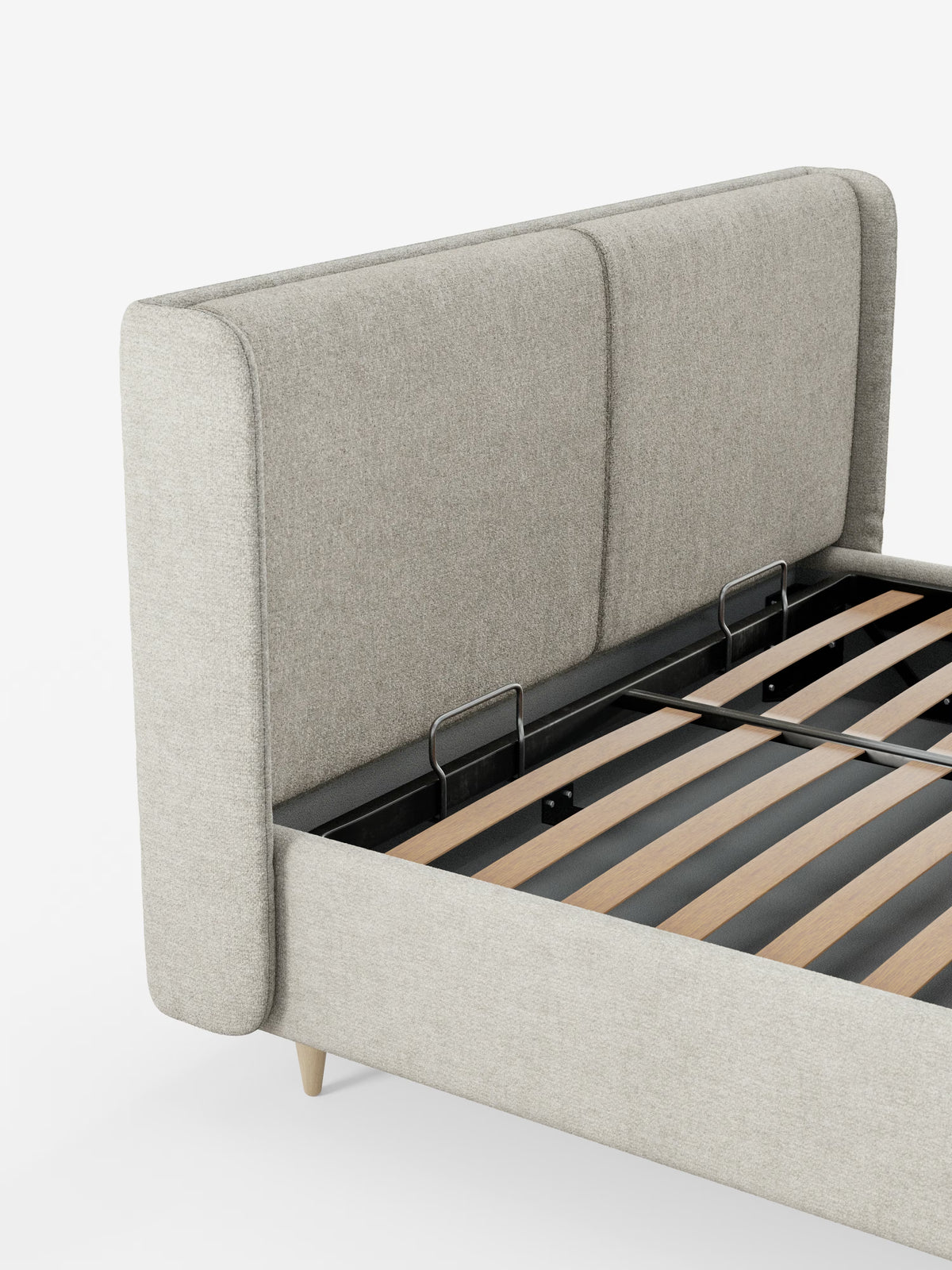 Una vista parziale del letto imbottito bicolore con contenitore VALKIRIA di Letti.Il prodotto, presentato su sfondo bianco, presenta una testiera alta, curva e avvolgente, imbottita in grigio chiaro, cuscini di schienale imbottiti, doghe in legno per il sostegno del materasso, un elegante telaio in metallo nero e gambe affusolate in legno chiaro.
