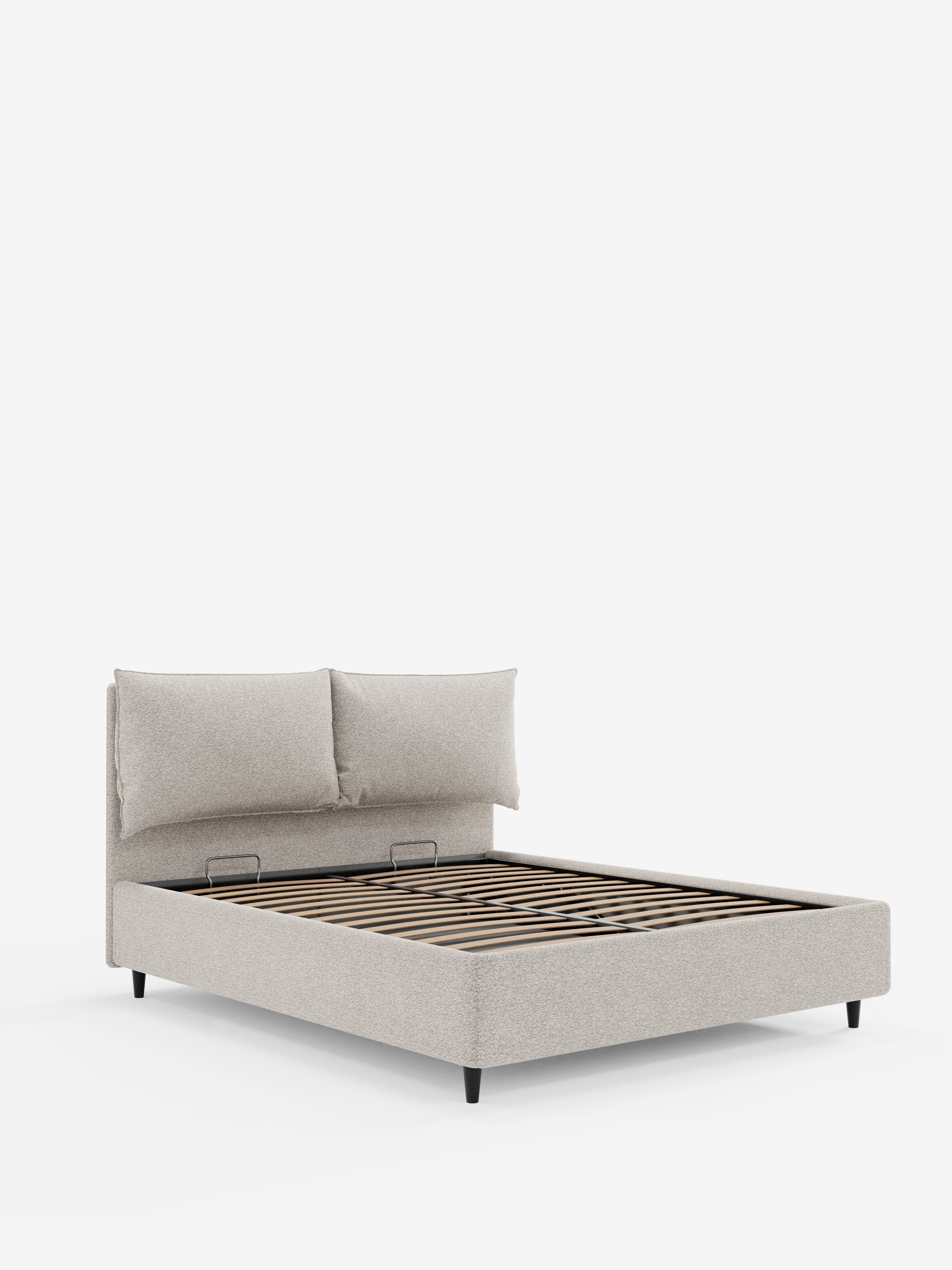 Il letto imbottito con contenitore ZAYRON di Letti.store è una moderna struttura a piattaforma caratterizzata da un rivestimento in tessuto grigio chiaro certificato Oeko-Tex®, eleganti gambe nere e due grandi cuscini morbidi e regolabili che formano la testiera. Il design prevede doghe in legno per il sostegno del materasso ed è ritratto su uno sfondo bianco a tinta unita, senza biancheria da letto né accessori.