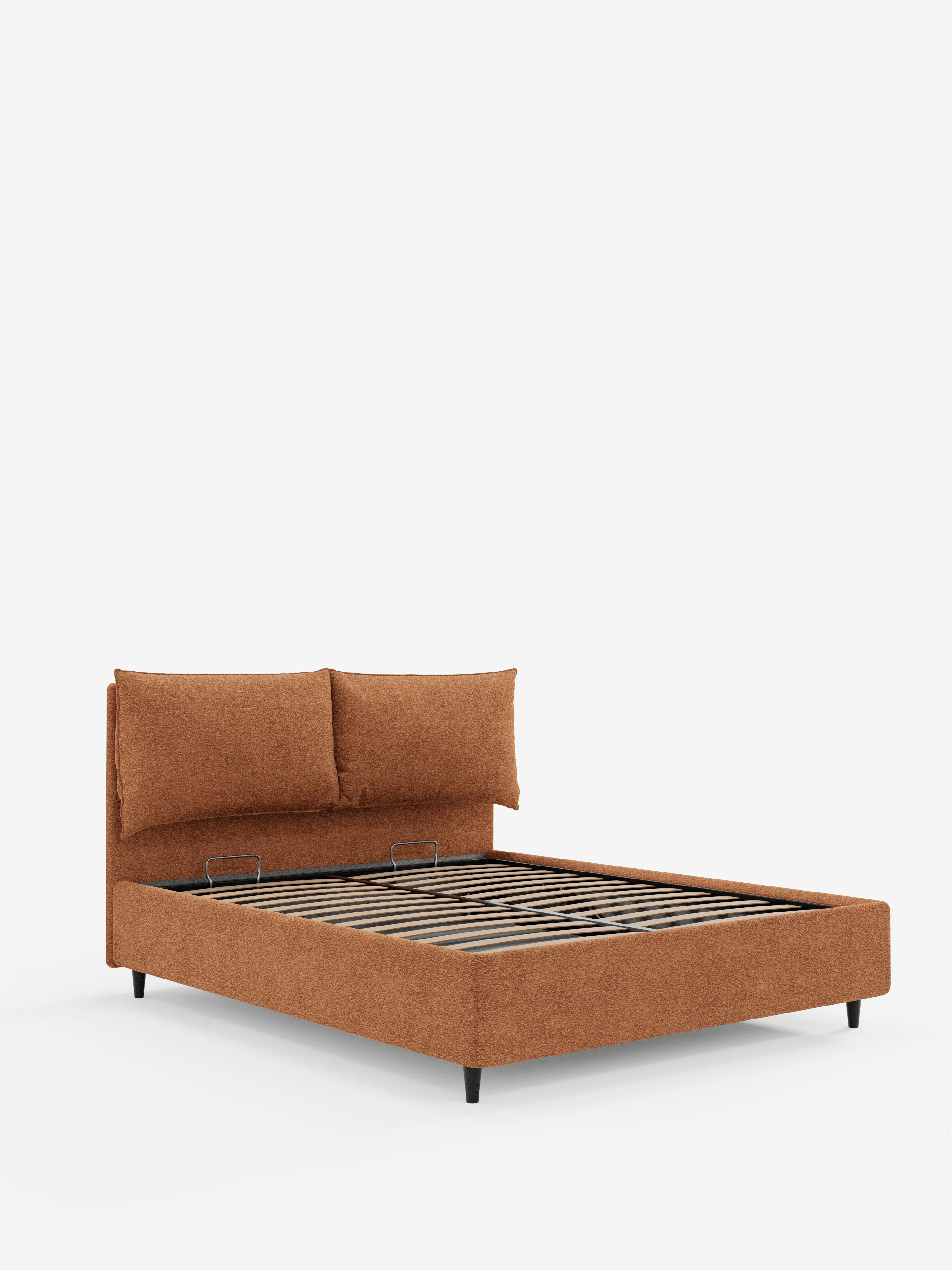 Vi presentiamo il letto imbottito ZAYRON di Letti.store, un moderno letto imbottito realizzato in tessuto color ruggine certificato Oeko-Tex®. Questo elegante letto è dotato di una testiera imbottita con due sezioni regolabili simili a cuscini (morbidi cuscini regolabili) per un maggiore comfort e versatilità, perfette per rilassarsi o leggere. Il design prevede un pratico vano contenitore sotto la base a doghe in legno ed è sostenuto da quattro gambe corte di colore nero. Fotografato su uno sfondo bianco