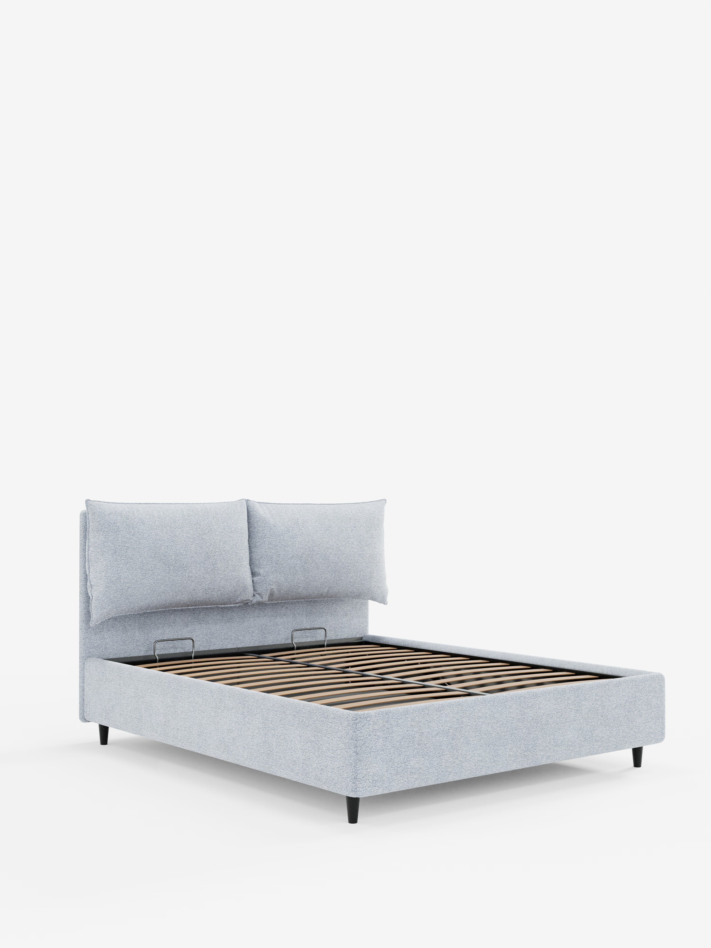 Un moderno letto imbottito ZAYRON grigio chiaro di Letti.store, caratterizzato da un design dal profilo basso con testiera imbottita composta da due grandi cuscini regolabili in tessuto certificato Oeko-Tex®, doghe in legno per il sostegno del materasso, gambe corte nere e un pratico vano contenitore, il tutto su uno sfondo bianco a tinta unita.
