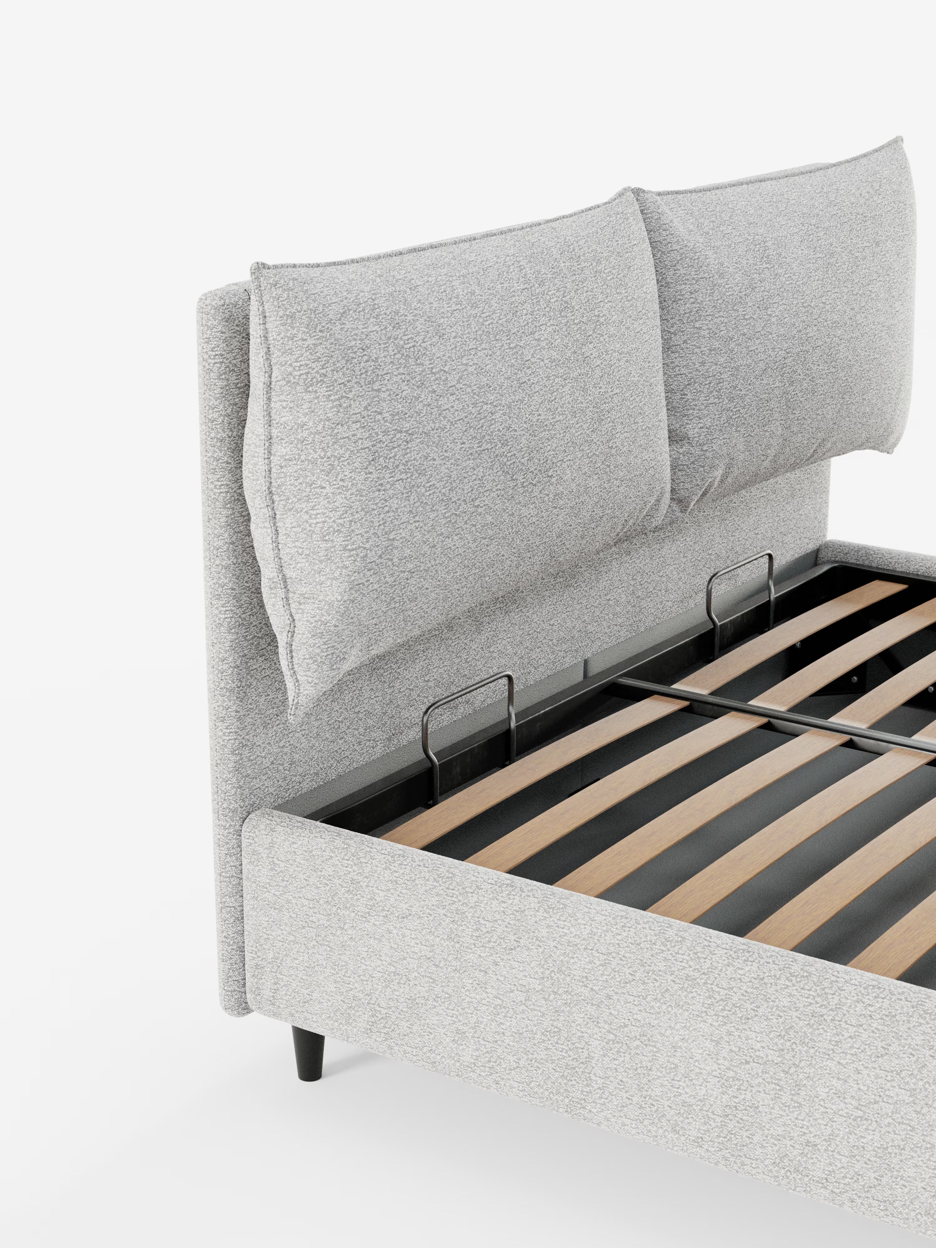 Vi presentiamo il letto imbottito con contenitore ZAYRON di Letti.store: una moderna struttura letto caratterizzata da una testiera rivestita in tessuto grigio chiaro certificato Oeko-Tex® con due grandi e morbidi cuscini regolabili. La testata regolabile garantisce un comfort personalizzabile, mentre la base presenta robuste doghe in legno e una struttura portante in metallo nero (materasso non incluso). Progettato con gambe corte e inclinate per un look contemporaneo.