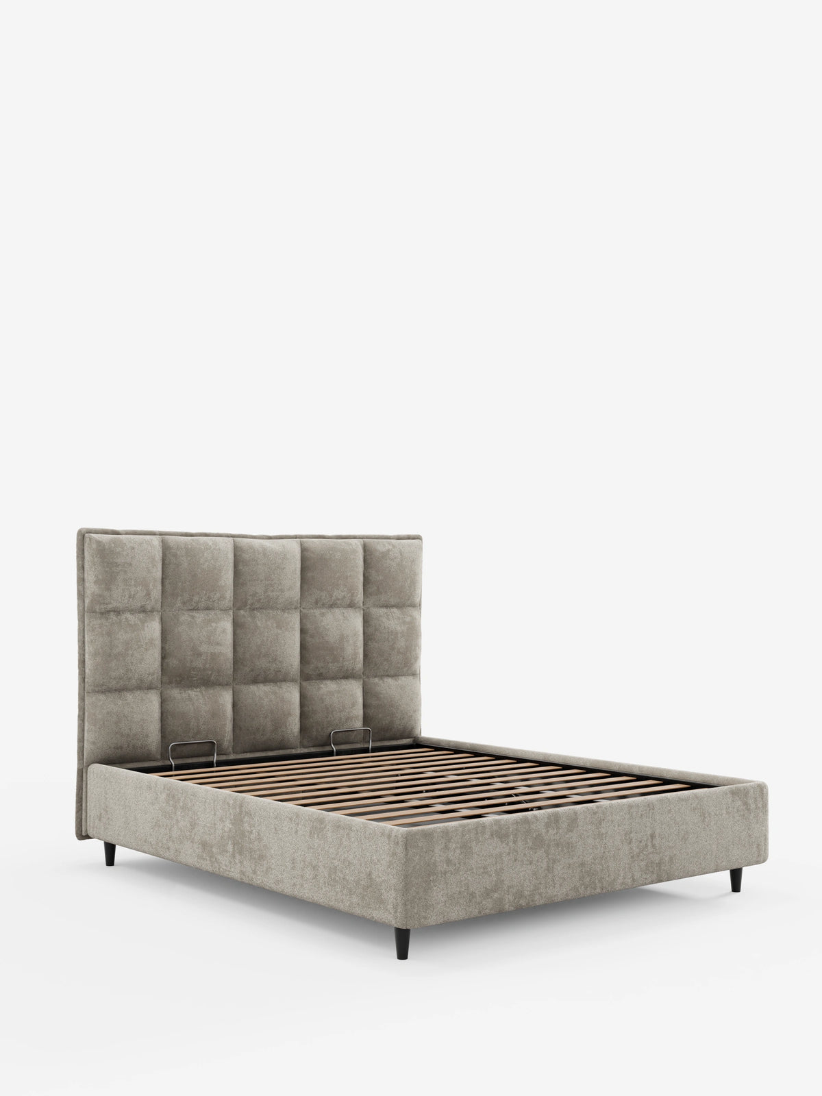 Un letto imbottito AURO color beige con contenitore e testiera alta capitonné in ciniglia Oeko-Tex®, caratterizzato da una testiera alta con trapuntatura quadrata, una base rialzata con doghe in legno a vista e quattro gambe scure affusolate su uno sfondo bianco a tinta unita.