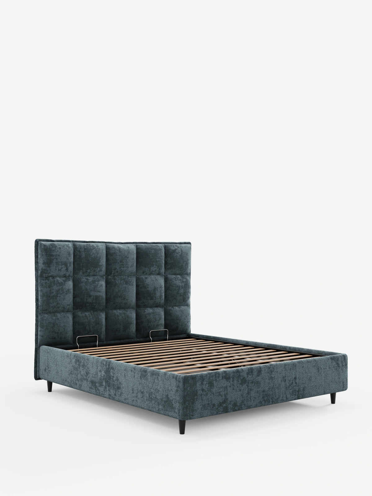AURO, letto imbottito con contenitore e testiera alta capitonné in ciniglia Oeko-Tex®: una struttura letto imbottita di colore blu scuro con testiera alta capitonné, gambe corte scure e una rete a doghe in legno a vista all’interno della struttura in tessuto.