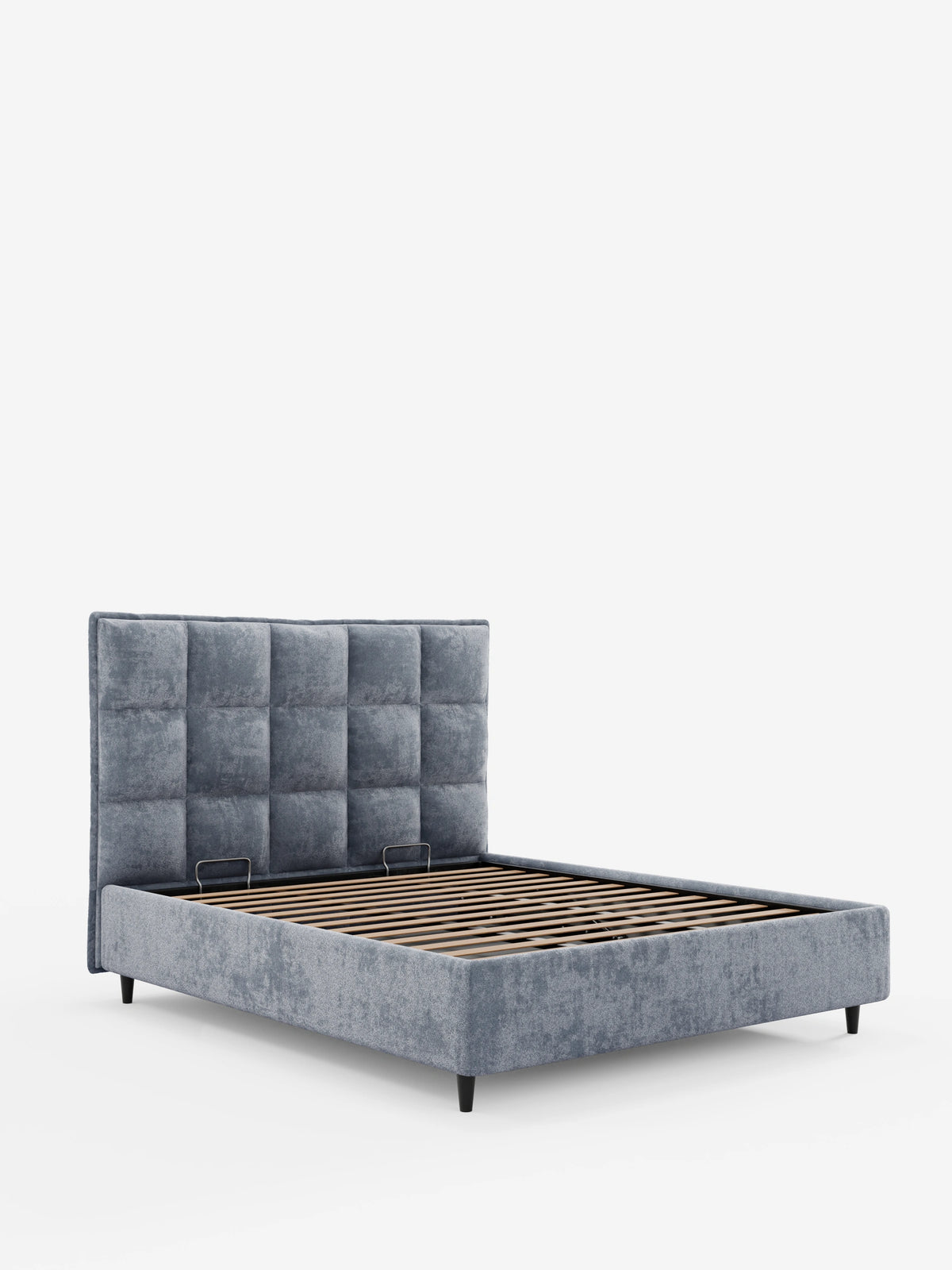 Il letto imbottito AURO con contenitore e testiera alta capitonné in ciniglia Oeko-Tex® è un letto imbottito grigio con contenitore, dotato di una testiera alta capitonné, struttura in tessuto testurizzato e base a doghe aperte su quattro piedini scuri.