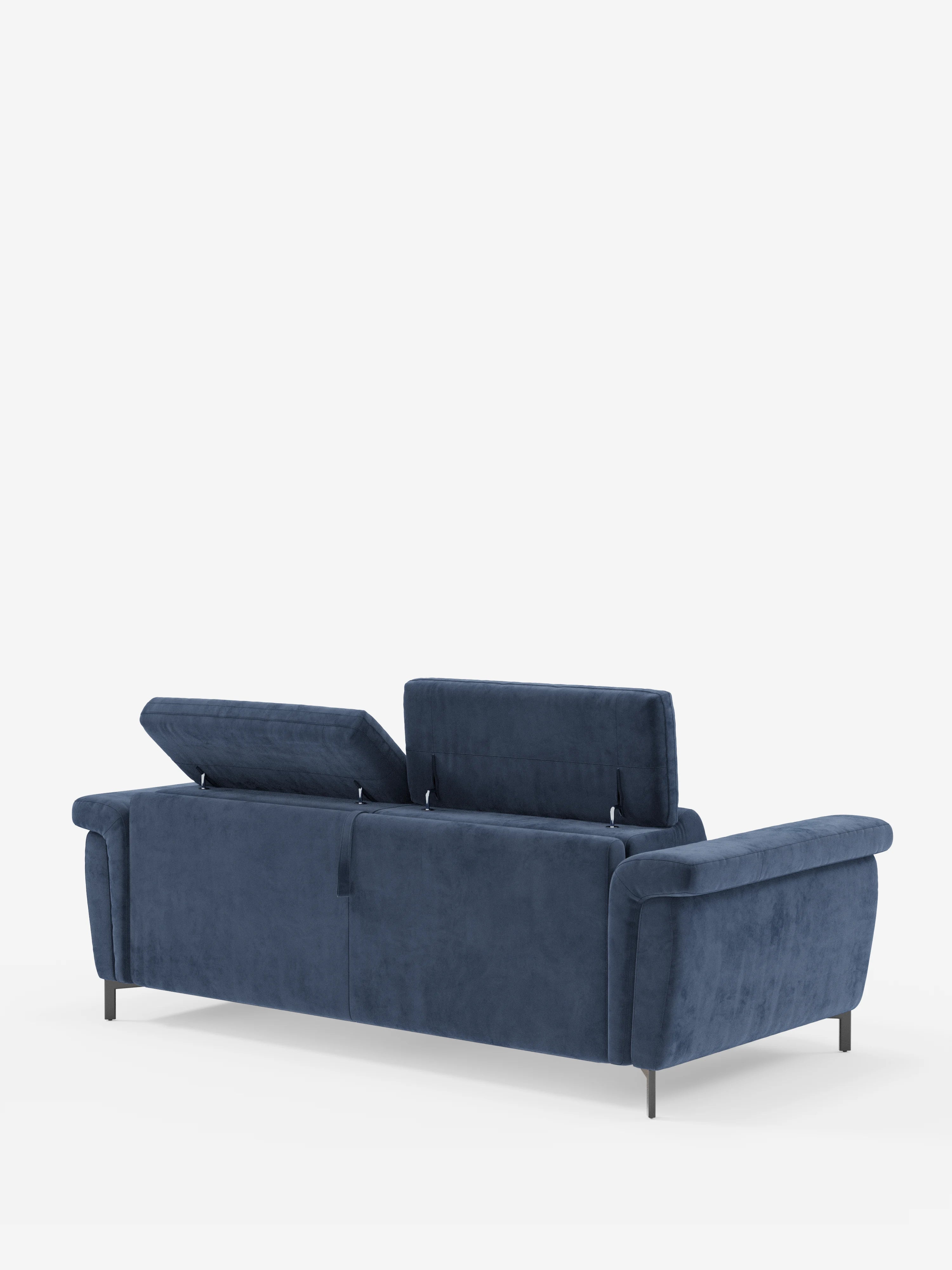 Il divano letto di design contemporaneo Capri di Divani.Store è raffigurato nella vista posteriore, rivestito in raffinato tessuto T30 effetto velluto blu, resistente alle macchie. Il divano presenta poggiatesta reclinabili regolabili — uno sollevato e uno abbassato — braccioli arrotondati e slanciate gambe alte nere, il tutto su uno sfondo bianco.