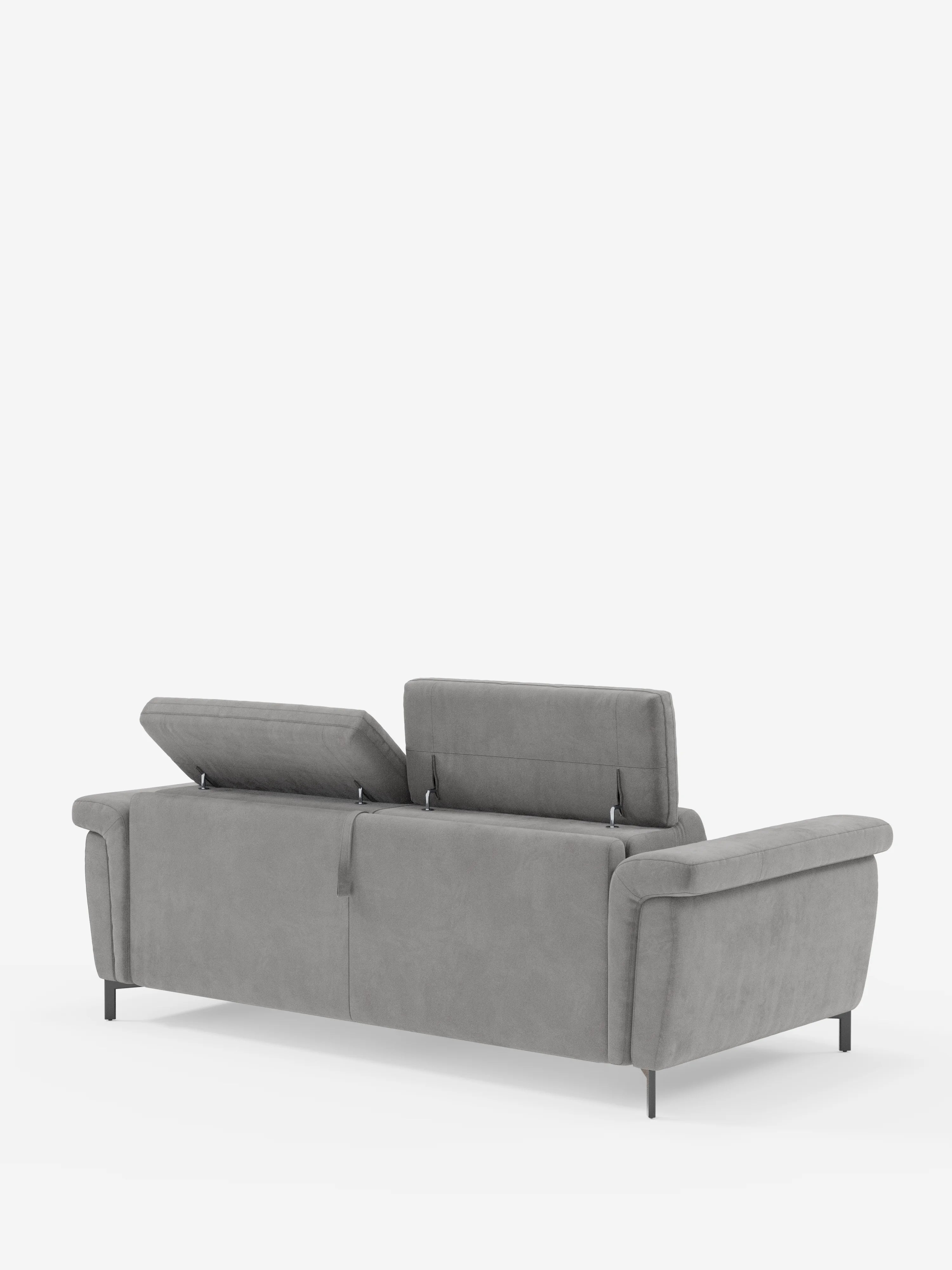 Il divano letto di design Capri di Divani.Store, rivestito in raffinato tessuto effetto velluto T30 resistente alle macchie, è presentato nella tonalità grigio chiaro. Nella foto, che lo ritrae visto da dietro, presenta due poggiatesta reclinabili leggermente rialzati, ampi braccioli e gambe alte di colore nero, il tutto su uno sfondo bianco a tinta unita.