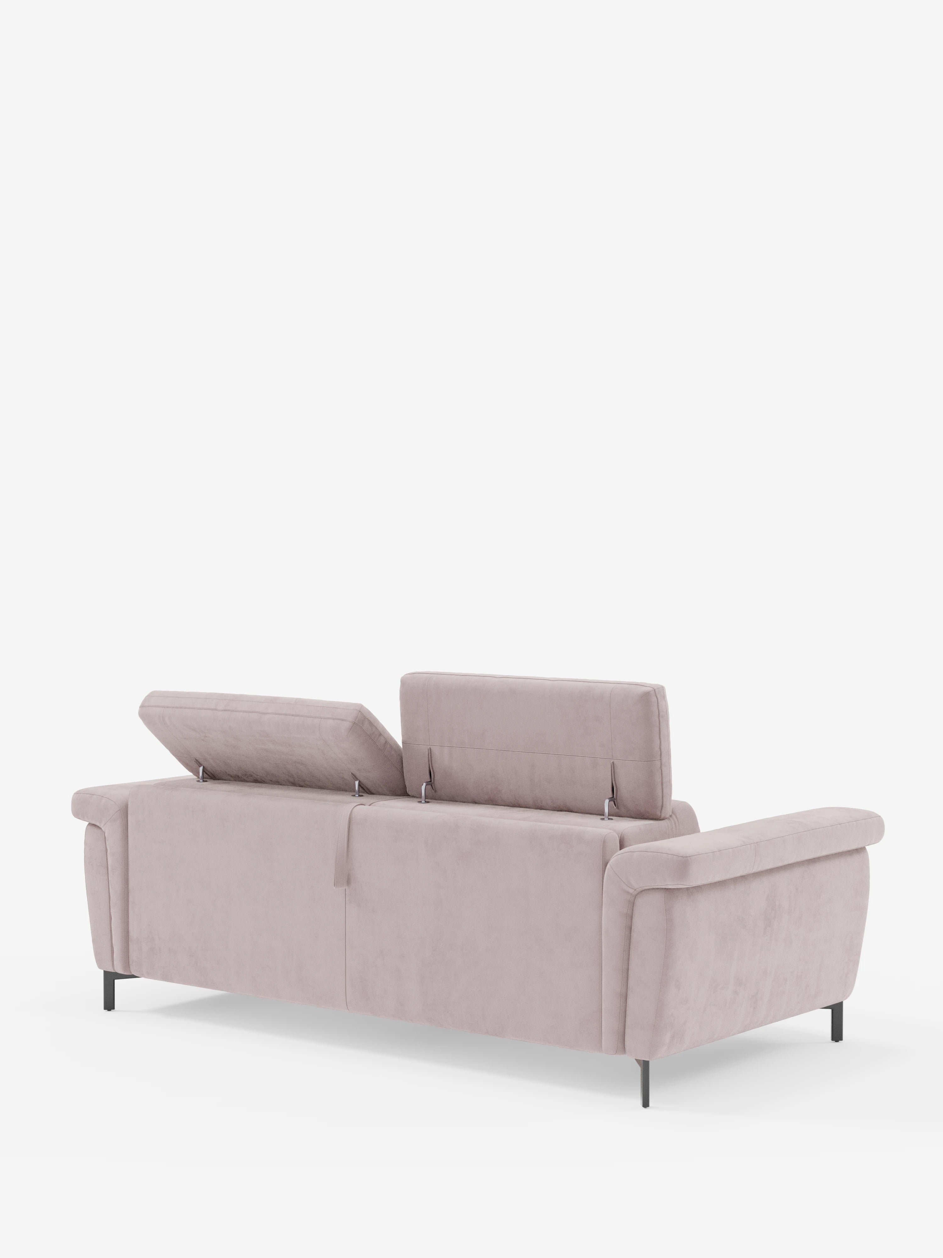 Un divano letto Capri dal design moderno, in rosa chiaro, firmato Divani.Store, caratterizzato da sottili piedini alti neri e schienali con poggiatesta reclinabili — parzialmente inclinati per metterne in risalto la funzione regolabile. Rivestito in raffinato tessuto effetto velluto smacchiabile T30, questo divano presenta linee pulite, braccioli imbottiti e si staglia su uno sfondo bianco a tinta unita.