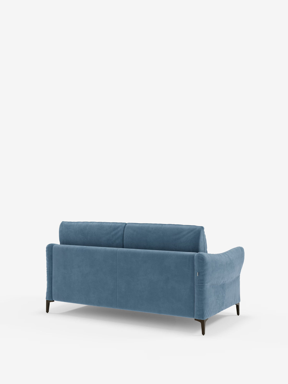 Un divano letto Dalia di Divani.Store, rivestito in tessuto T30 blu simile al velluto con trattamento Scotchguard, è ripreso nella vista posteriore. Questo divano dal design moderno presenta due cuscini di seduta, uno schienale basso, braccioli arrotondati e sottili gambe nere, il tutto su uno sfondo bianco a tinta unita.