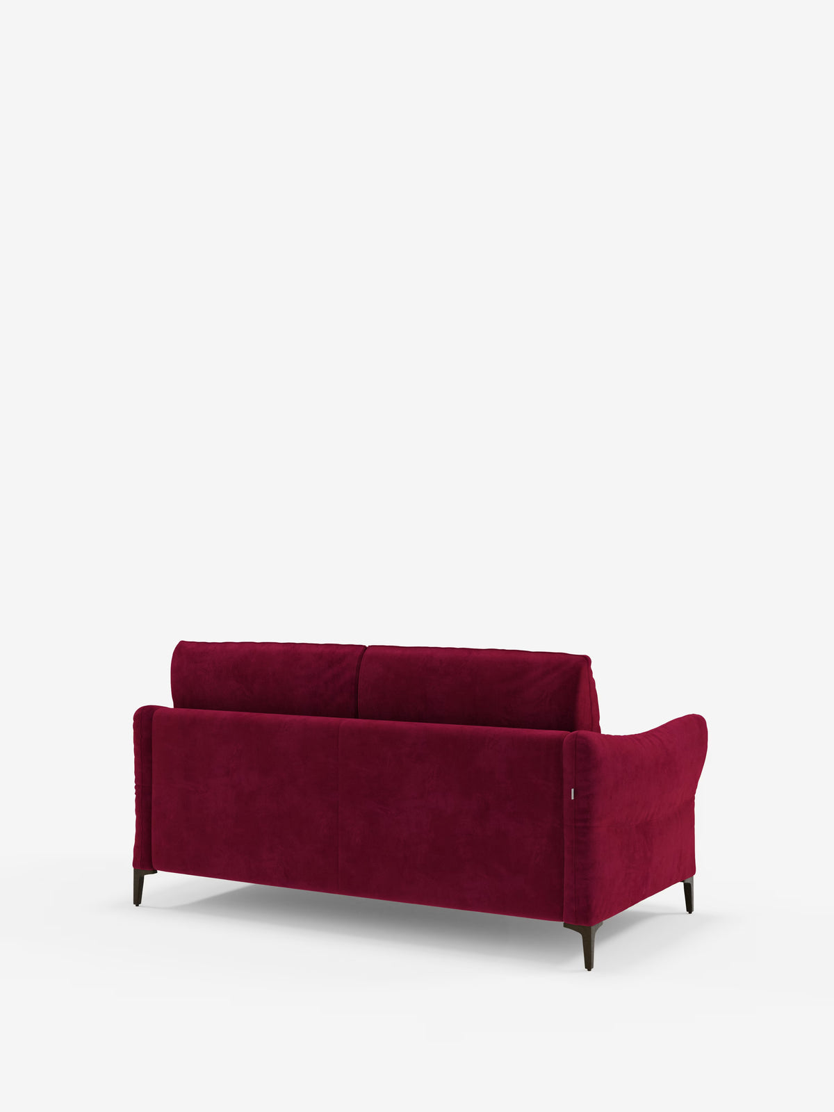 Il divano letto Dalia di Divani.Store, disponibile nelle versioni a 2, 3 e 4 posti con materasso H18 e rivestito in moderno velluto T30 resistente alle macchie, è qui raffigurato nella vista posteriore. Questo divano in stile scandinavo si caratterizza per una tonalità di rosso intenso, braccioli e schienale dalle curve eleganti, gambe in legno scuro, una texture morbida e un design minimalista che risalta su uno sfondo bianco a tinta unita.