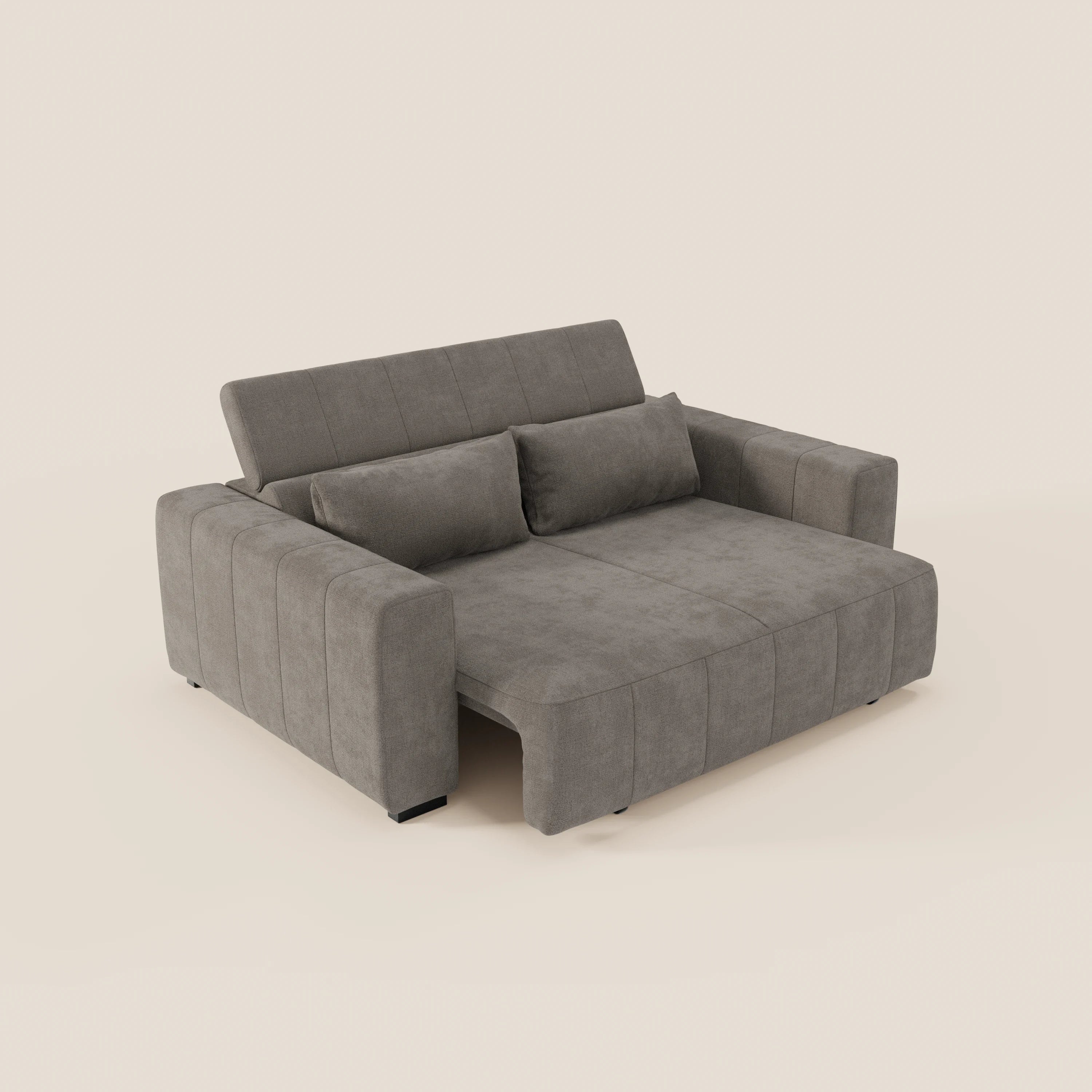 Il divano Doric 3 posti di Divani.Store è un moderno divano in tessuto grigio con sedute allungabili elettricamente e poggiatesta reclinabili in tessuto T23 facile da pulire, caratterizzato da ampi braccioli e cuciture verticali per un look elegante.