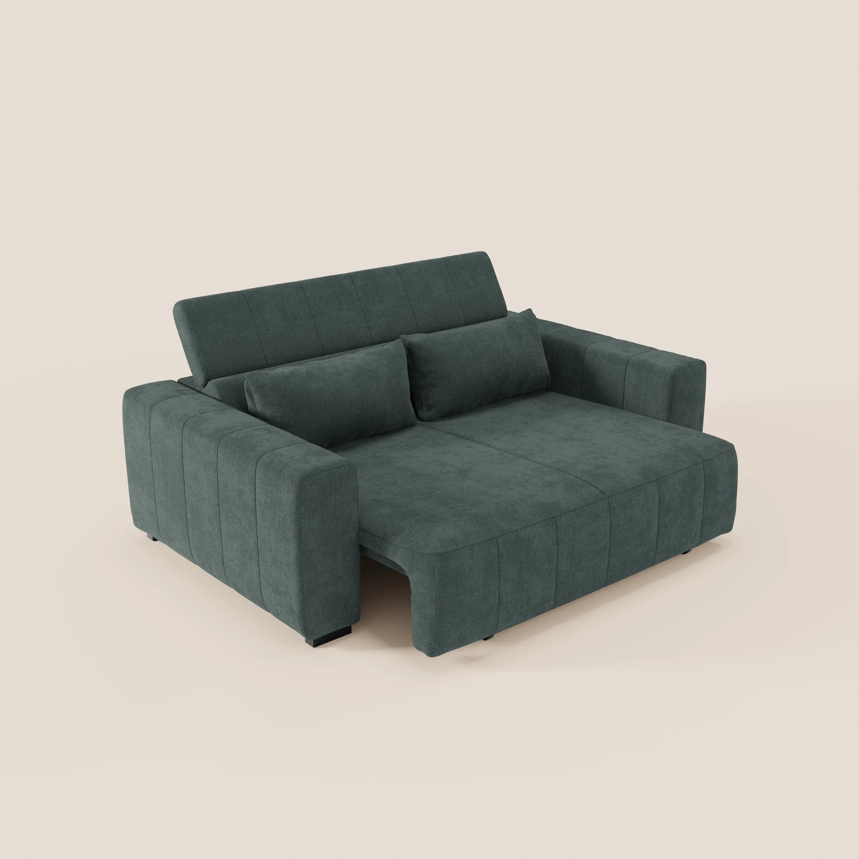Il divano Doric 3 posti di Divani.Store è caratterizzato da tessuto T23 verde intenso e antimacchia, sedute reclinabili elettricamente e poggiatesta regolabili. Il design moderno e squadrato, con braccioli spessi e cuscini imbottiti, offre comfort e ampiezza di seduta.