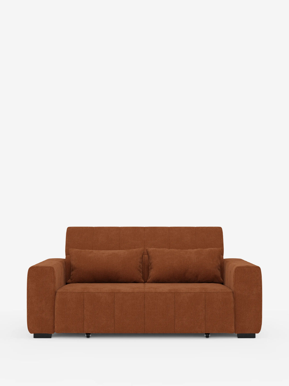 Un divano a 3 posti in stile dorico moderno color marrone di Divani.Store, con ampi braccioli, schienale basso e cuscini coordinati, è posizionato al centro su uno sfondo bianco a tinta unita. Questo lussuoso divano imbottito, dotato di sedute allungabili tramite meccanismo relax elettrico e poggiatesta reclinabile in tessuto smacchiabile T23, è completato da piedini a blocco neri che conferiscono un tocco contemporaneo.