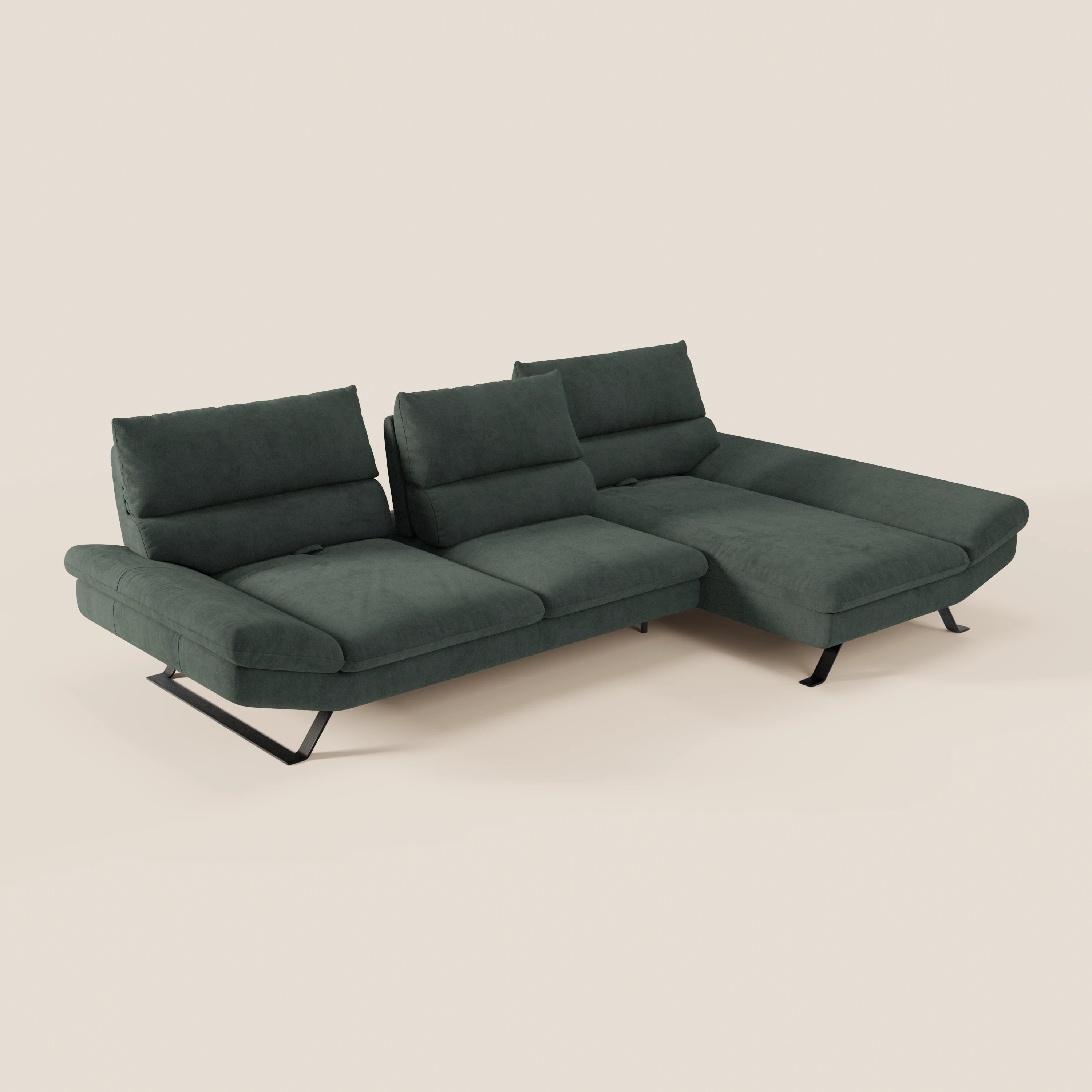 Il Divano Eclipse angolare con penisola e schienali traslanti in microfibra tecnica T11 di Divani.Store è caratterizzato da un look moderno verde scuro, gambe angolari nere, chaise longue destra e sfondo beige chiaro.