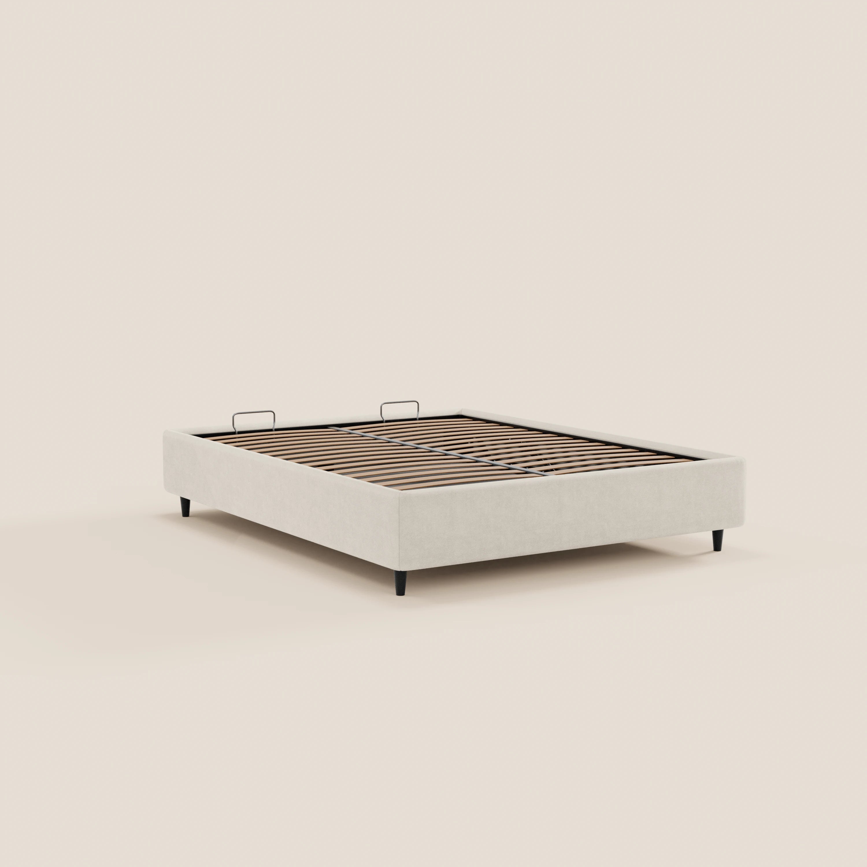 Il letto sommier ERON di Letti.store è un letto imbottito impermeabile con contenitore, certificato Oeko-Tex, qui raffigurato in beige senza materasso né biancheria da letto. Tra le caratteristiche figurano doghe in legno, piedini angolari neri e due maniglie in metallo nella testiera, il tutto su uno sfondo beige chiaro.