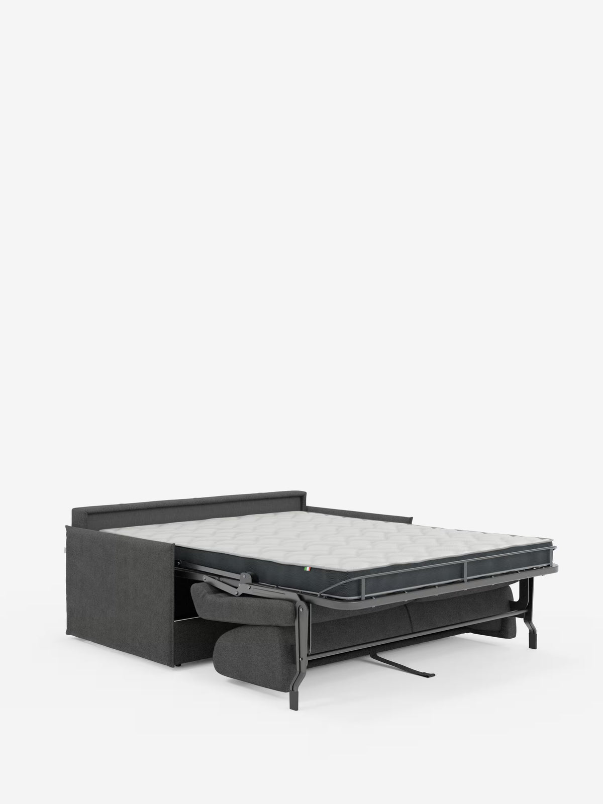 Il divano letto matrimoniale sfoderabile Evans di Divani.Store, caratterizzato da un design compatto e da un rivestimento in tessuto T23 sfoderabile e antimacchia, è raffigurato in grigio con l’ampio materasso aperto ed esteso verso l’esterno. La robusta struttura del divano sostiene il materasso, mentre i cuscini del divano sono disposti ordinatamente al di sotto di esso. Su uno sfondo bianco a tinta unita, il mobile risulta chiaramente visibile e ben definito.