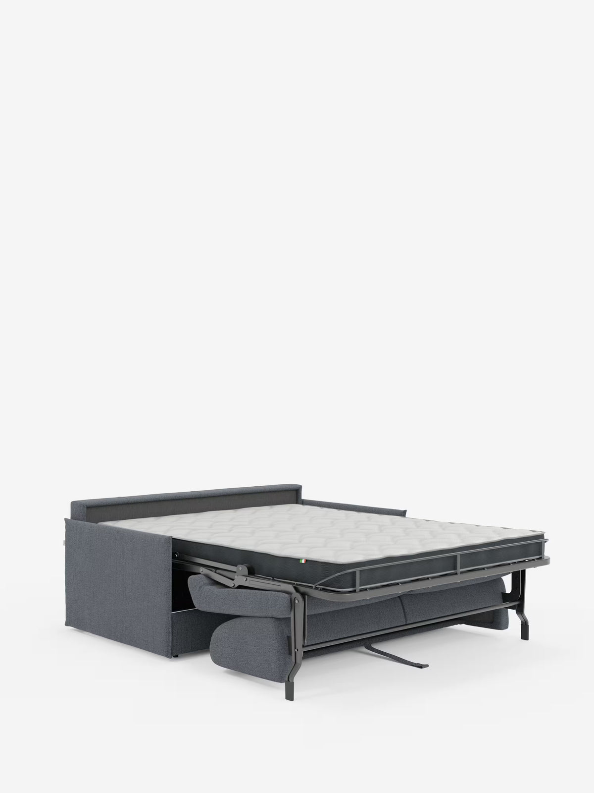 Il divano letto matrimoniale sfoderabile Evans di Divani.Store, rivestito in grigio, è raffigurato aperto e disteso, con i piedini di sostegno in metallo nero e un cuscino visibile sotto la struttura. Il design è compatto e presenta un pratico vano porta-cuscini, il tutto realizzato in tessuto T23 facile da pulire, su uno sfondo bianco a tinta unita.