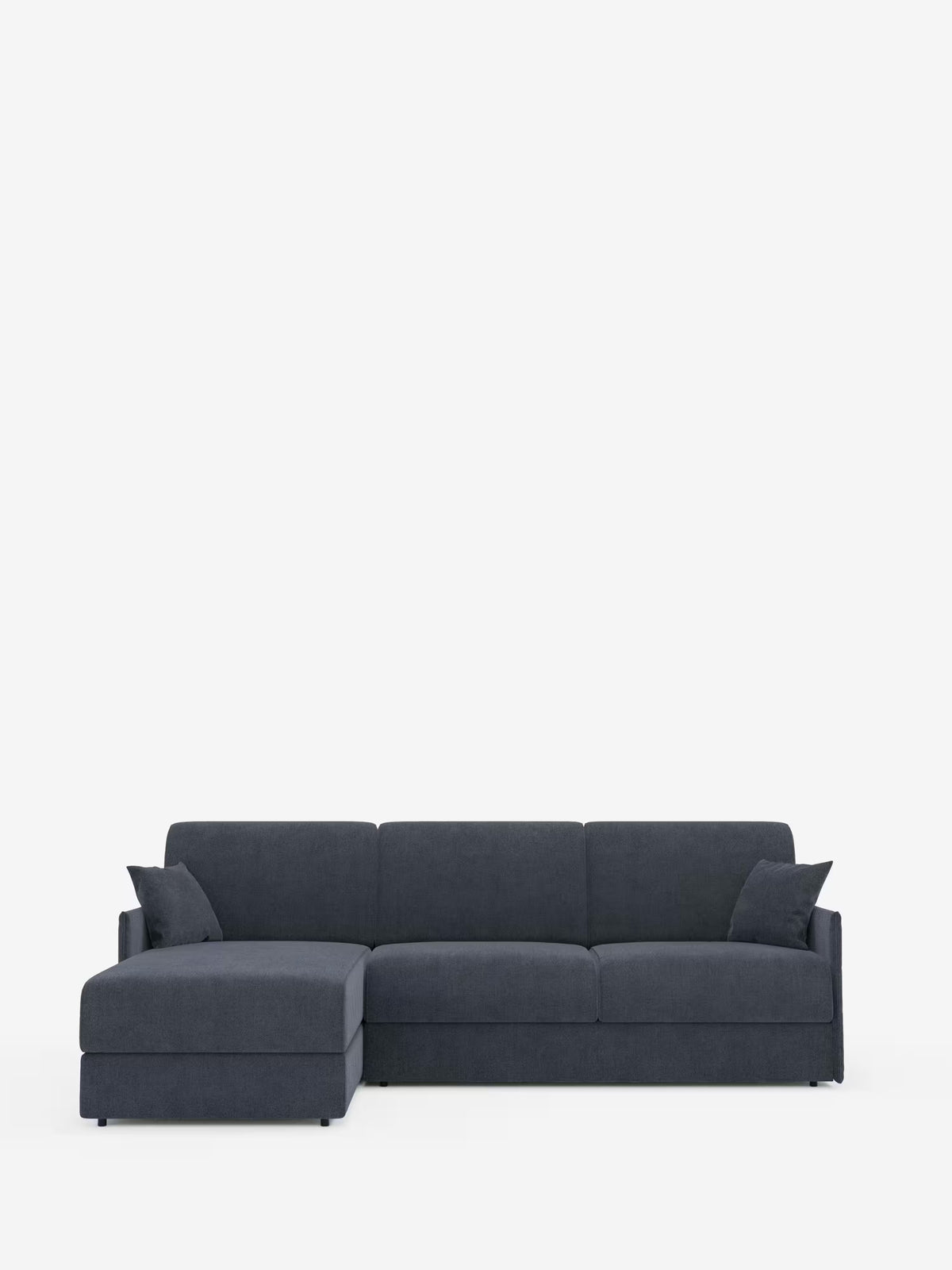 Il divano letto angolare con penisola contenitore Evans di Divani.Store è un divano componibile a forma di L di colore grigio scuro, dotato di tre cuscini di seduta, una chaise longue sul lato sinistro con un pratico vano contenitore (penisola contenitore), uno schienale basso e due cuscini decorativi abbinati. Il suo design compatto, realizzato in tessuto T23 resistente alle macchie, risalta su uno sfondo bianco a tinta unita.