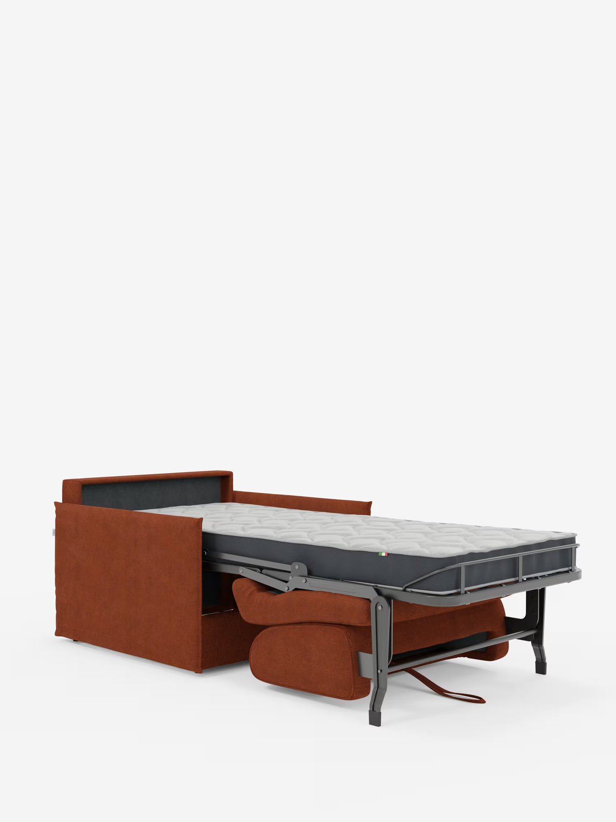 Una poltrona letto compatta Evans di Divani.Store, rivestita in tessuto T23 color ruggine, sfoderabile e antimacchia, è esposta in posizione aperta, trasformata in letto. La struttura in metallo nero, ben visibile, sostiene il materasso esteso, che misura 70 x 197 cm. I cuscini della poltrona sono parzialmente posizionati sotto il letto aperto. Lo sfondo è bianco liscio.