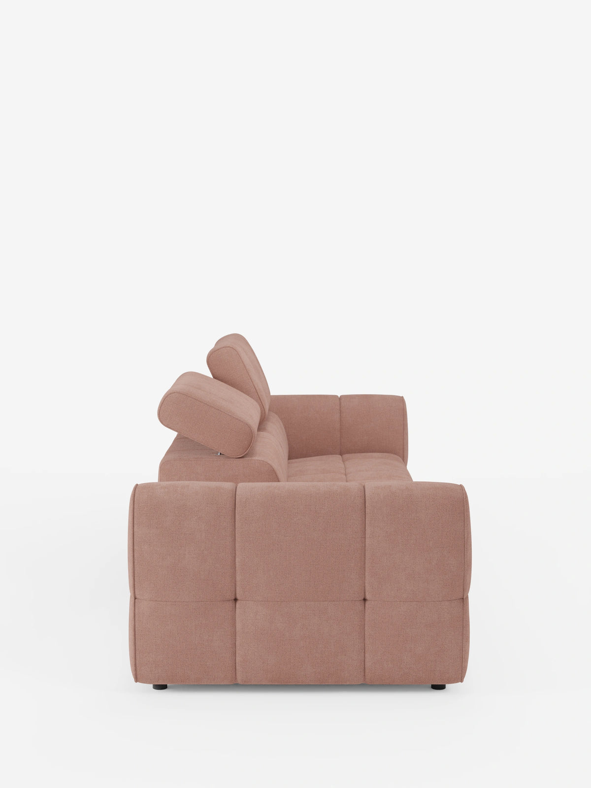 Vista laterale di un divano componibile Giotto color rosa polveroso con terminale aperto – opzione relax elettrico in tessuto smacchiabile T23, caratterizzato da un design a capitoné quadrato con poggiatesta regolabile inclinato in avanti su uno sfondo bianco.