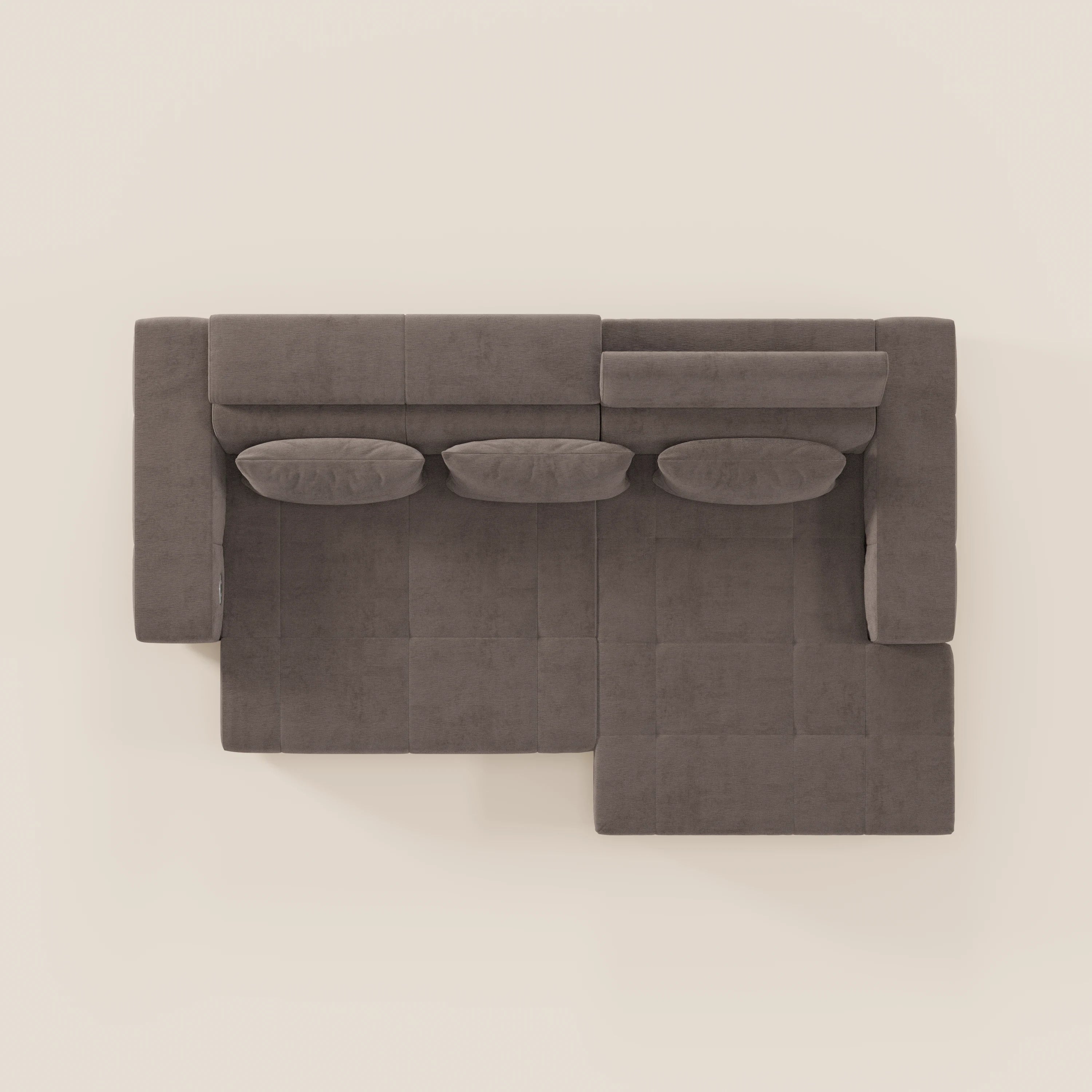 Vista dall'alto di Divani.Store Monarch Divano angolare con penisola e Relax Elettrico T31 in marrone scuro, caratterizzato da tre cuscini ovali di schienale, chaise lounge destra e poggiatesta reclinabili. Elegante e confortevole, ideale per qualsiasi spazio abitativo con sfondo color crema.