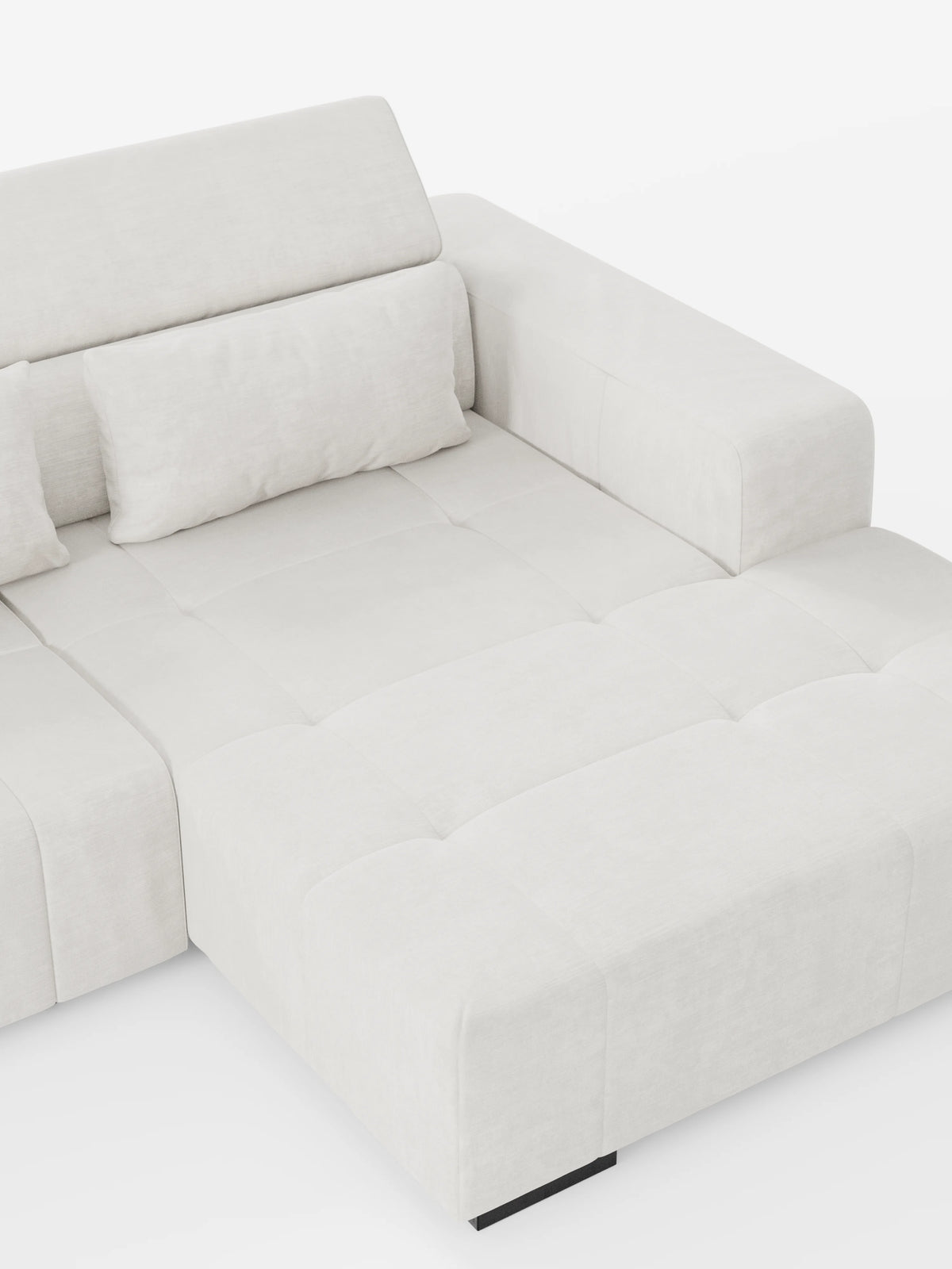 Un divano angolare Monarch bianco in stile contemporaneo con penisola e funzione Relax Elettrico per l'allungamento delle sedute, realizzato da Divani.Store, caratterizzato da cuscini di seduta trapuntati e da un cuscino dello schienale abbinato, è esposto su uno sfondo bianco a tinta unita. Questo divano componibile è rivestito in morbido tessuto T31 resistente alle macchie e dotato di poggiatesta regolabili, creando un look pulito e accogliente, ideale per il relax.