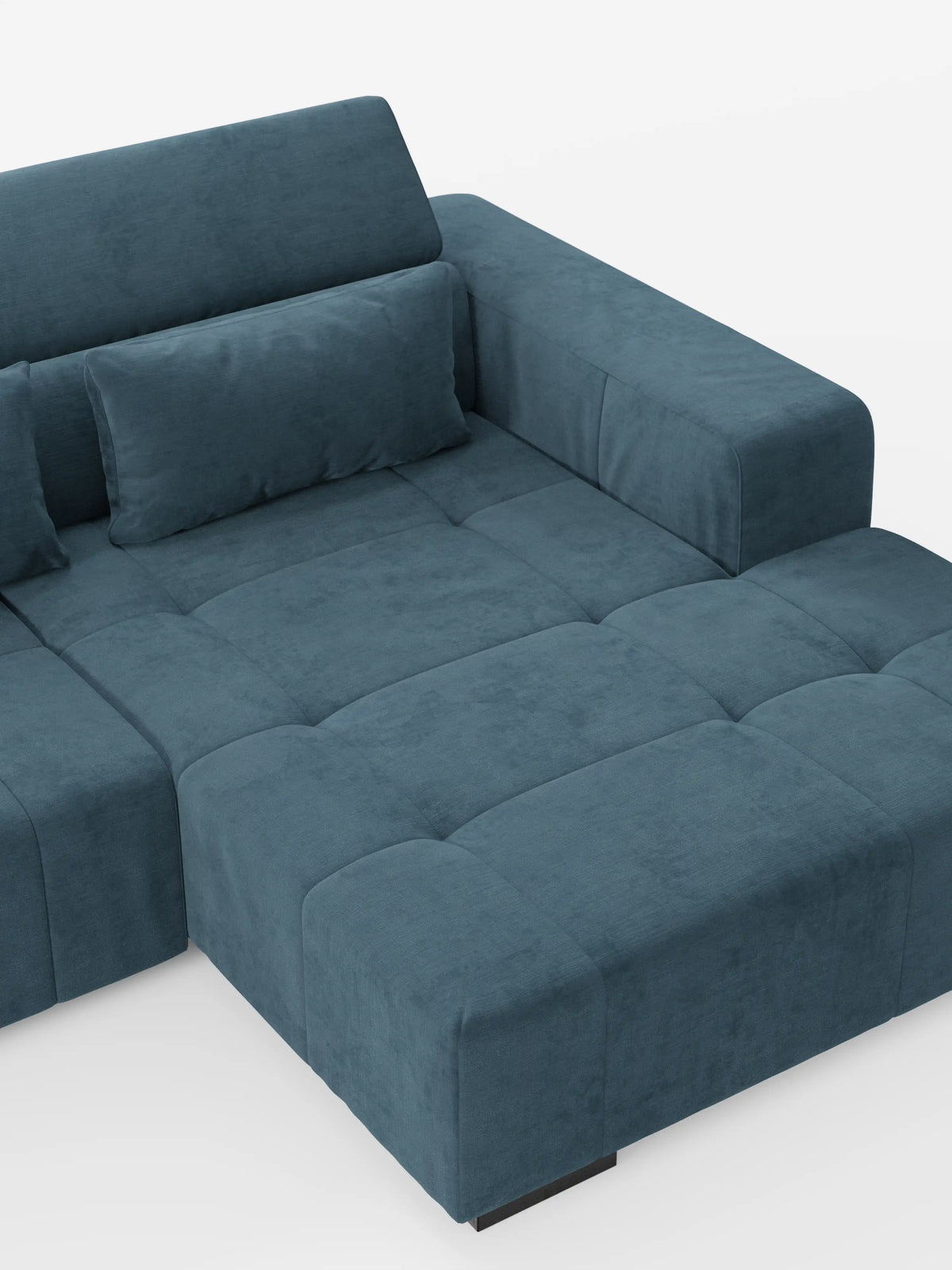 Il divano angolare Monarch con penisola e funzione Relax Elettrico per l'allungamento delle sedute di Divani.Store è realizzato in tessuto T31 blu verde acqua, morbido e resistente alle macchie. Presenta braccioli ampi e squadrati, sedute profonde trapuntate, uno schienale dritto con poggiatesta reclinabili ed è corredato da un cuscino rettangolare abbinato. Lo sfondo è bianco a tinta unita.