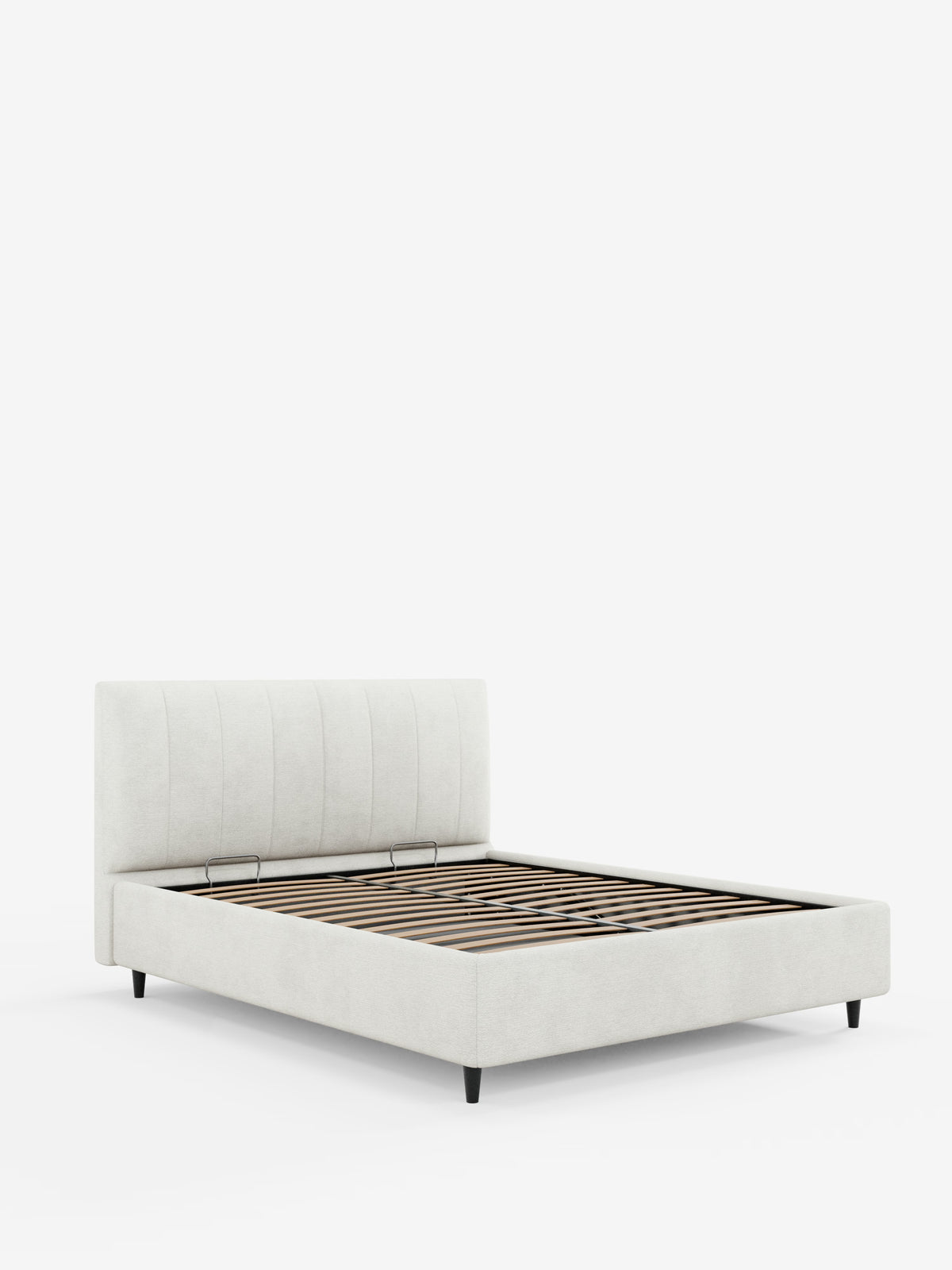 Il letto imbottito con contenitore ONYX di Letti.store è una struttura letto moderna caratterizzata da una testiera alta, rivestita verticalmente con pannelli imbottiti in tessuto beige chiaro certificato Oeko-Tex®. Questo letto moderno è dotato di doghe in legno per il sostegno del materasso e poggia su gambe corte di colore nero. Il suo design elegante e minimalista risalta su uno sfondo bianco a tinta unita, senza materasso né biancheria da letto.