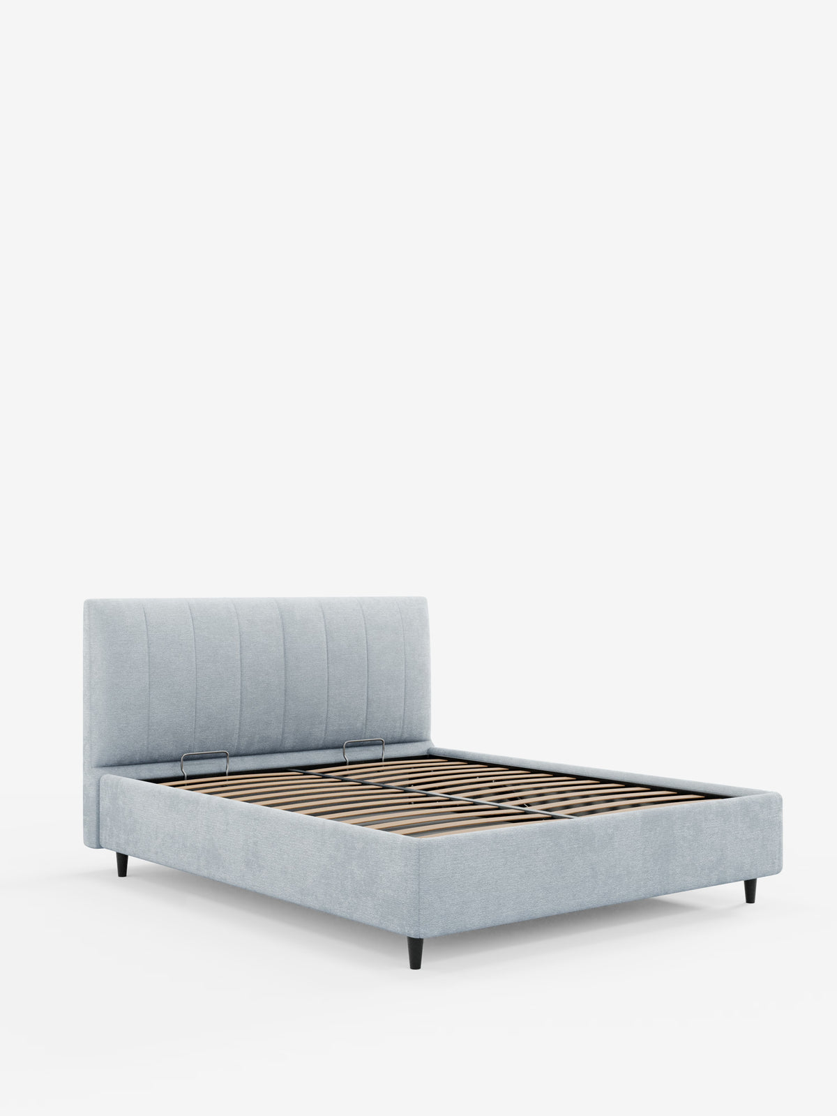 Il letto imbottito ONYX con contenitore e testiera verticale in tessuto certificato Oeko-Tex® di Letti.store è un moderno letto imbottito di colore grigio chiaro, caratterizzato da una testiera con cuciture verticali, robuste doghe in legno per il sostegno del materasso, eleganti piedini corti neri e un design dal profilo basso, raffigurato su uno sfondo bianco a tinta unita.