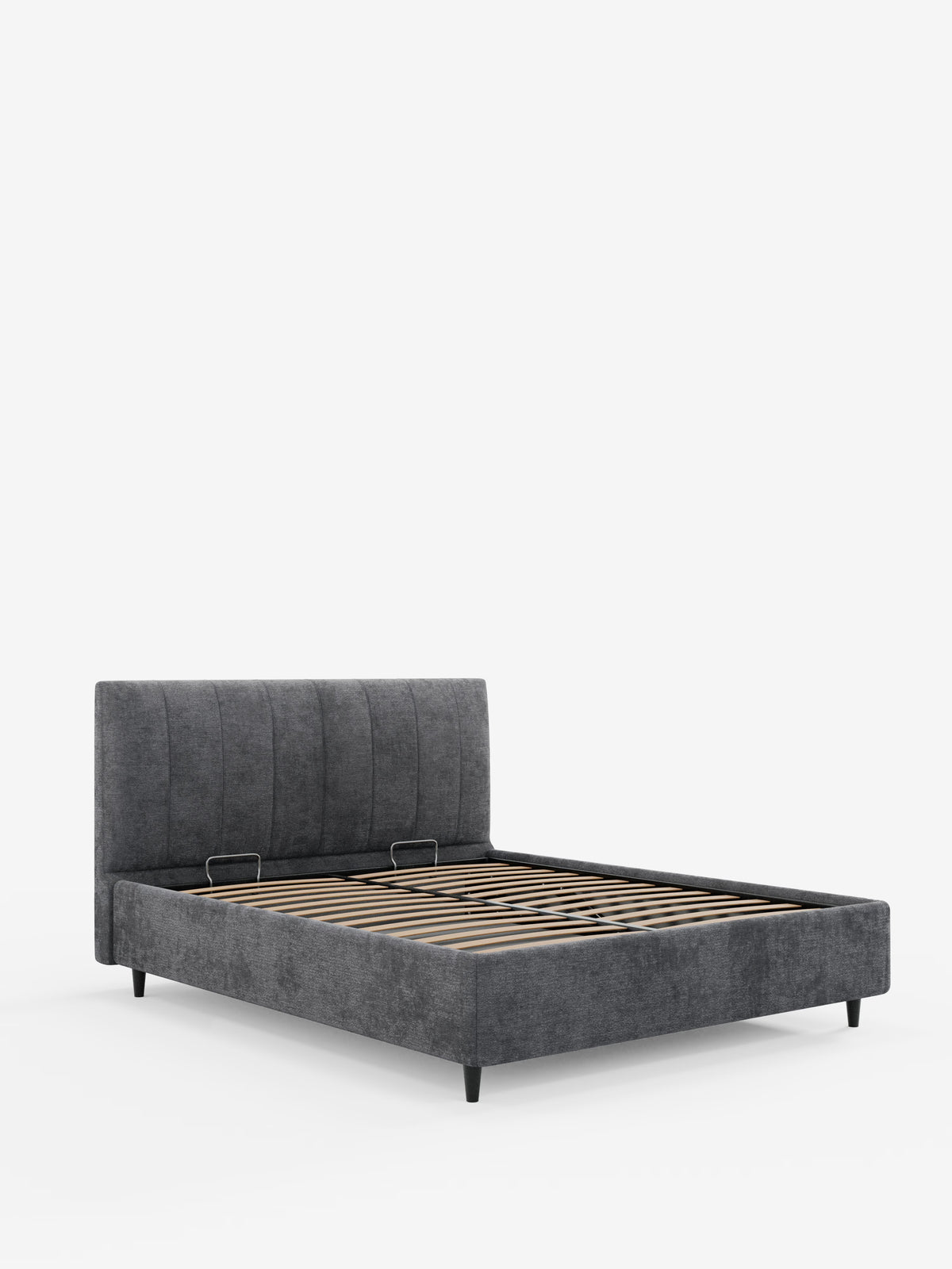Vi presentiamo il letto imbottito ONYX con contenitore e testiera verticale in tessuto certificato Oeko-Tex® di Letti.store: un letto matrimoniale moderno dal profilo basso, caratterizzato da una testiera imbottita grigio scuro con eleganti cuciture verticali. La base in legno a doghe è a vista e il letto imbottito contenitore poggia su corte gambe nere. Il prodotto è presentato su uno sfondo bianco a tinta unita.