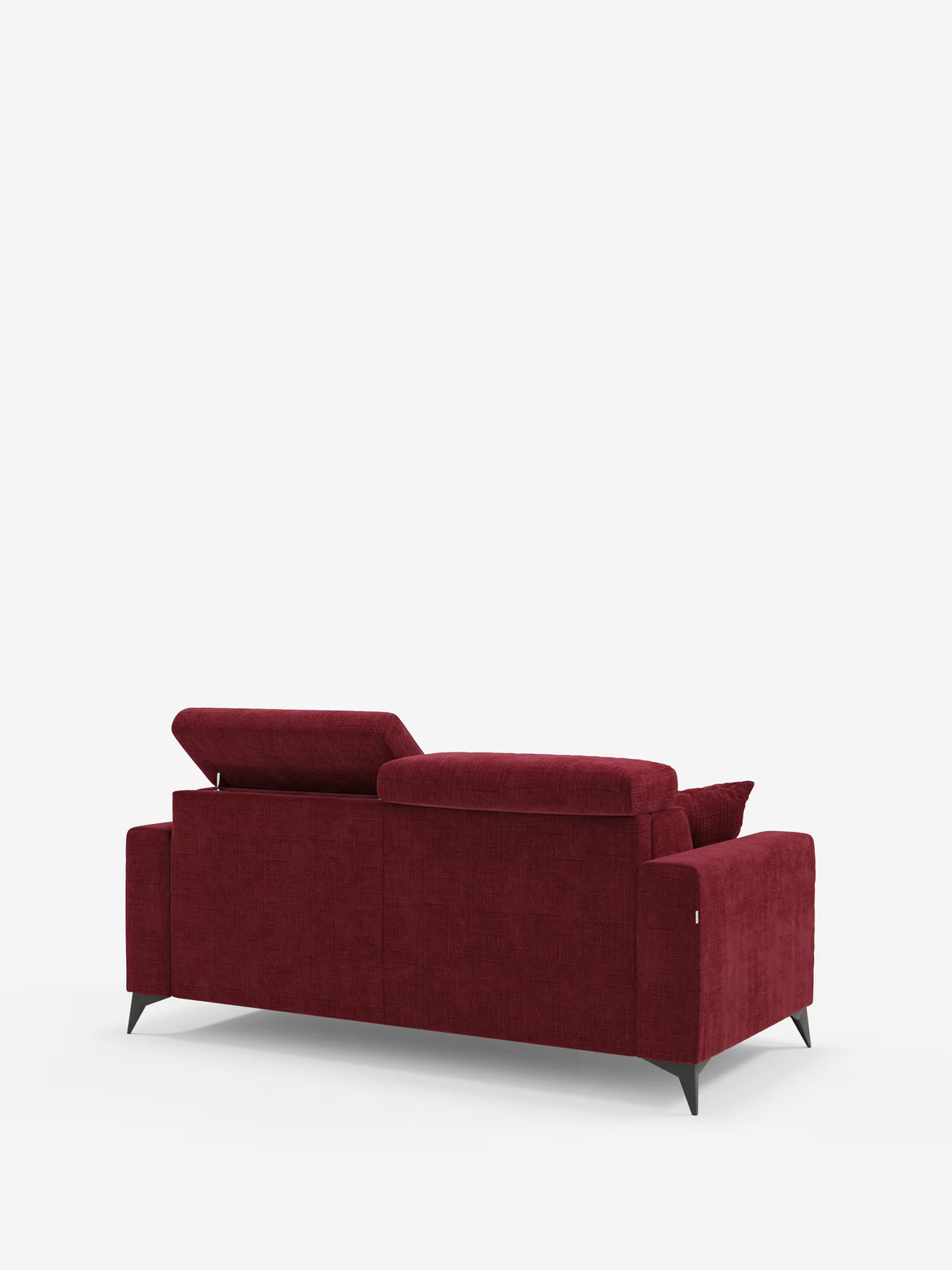 Un divano letto matrimoniale Pegaso di Divani.Store, in tessuto jacquard rosso intenso resistente alle macchie (T22) e con gambe affusolate nere, è ripreso da dietro. Il poggiatesta regolabile di sinistra è sollevato, mentre quello di destra è abbassato, su uno sfondo bianco a tinta unita.