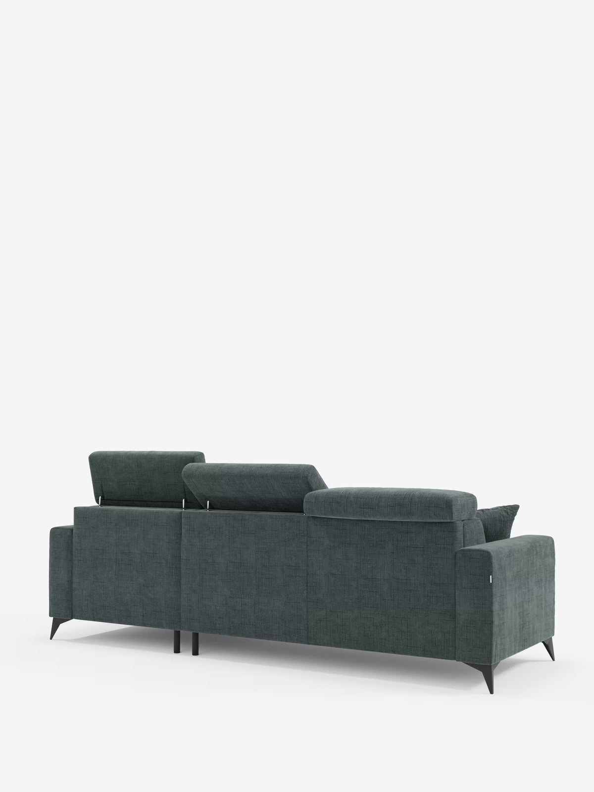 Il divano letto angolare contemporaneo Pegaso di Divani.Store, rivestito in tessuto jacquard T22 verde scuro antimacchia, è raffigurato nella vista posteriore. Il divano offre tre posti a sedere, è dotato di sottili gambe nere e presenta poggiatesta regolabili: due in posizione verticale e uno reclinabile. Questo modello include una pratica penisola contenitore, che unisce linee pulite a un design minimalista. La sua silhouette elegante e la sua versatilità funzionale risaltano sullo sfondo bianco a tinta