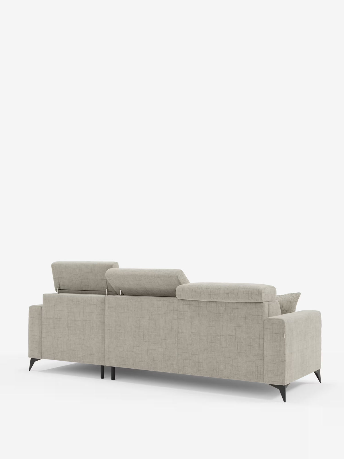 Il divano letto angolare Pegaso di Divani.Store viene presentato di retro, mettendo in risalto la sua silhouette contemporanea realizzata in tessuto jacquard T22 beige resistente alle macchie. Dotato di tre poggiatesta regolabili, un rivestimento dalle linee essenziali, sottili gambe in metallo nero e una forma squadrata e pulita, questo divano letto con chaise longue e vano contenitore coniuga l’eleganza moderna con la praticità. Sullo sfondo di un bianco semplice, la sua tonalità neutra e il design
