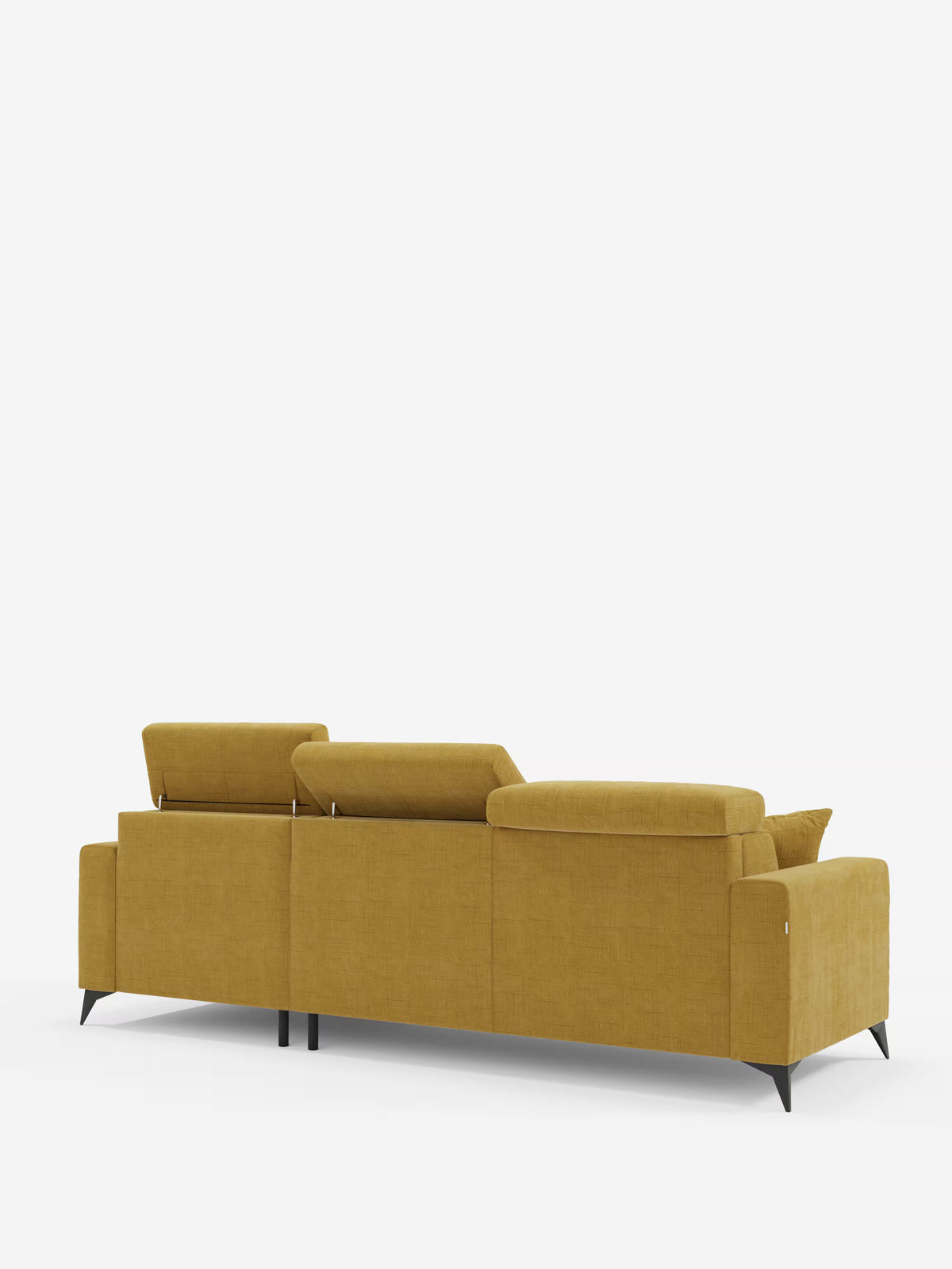 Divano letto angolare Pegaso con poggiatesta reclinabili e penisola contenitore in tessuto jacquard smacchiabile T22 di Divani.Store, ripreso dal retro con rivestimento giallo senape, caratterizzato da tre poggiatesta regolabili e gambe angolari nere, su uno sfondo bianco a tinta unita.