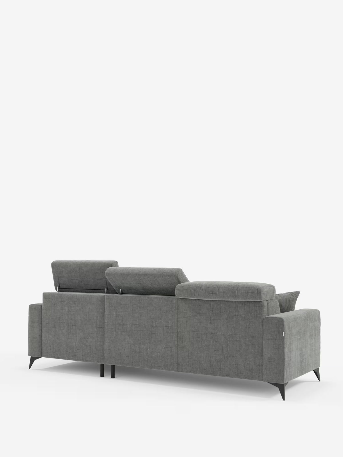 Il divano letto angolare Pegaso di Divani.Store è raffigurato nella vista posteriore, rivestito in un moderno tessuto jacquard grigio T22 antimacchia, dotato di tre poggiatesta regolabili e di sottili gambe in metallo nero. Dal design pulito e minimalista, questo divano integra una pratica chaise longue contenitore per una maggiore praticità di stivaggio, il tutto su uno sfondo bianco a tinta unita.