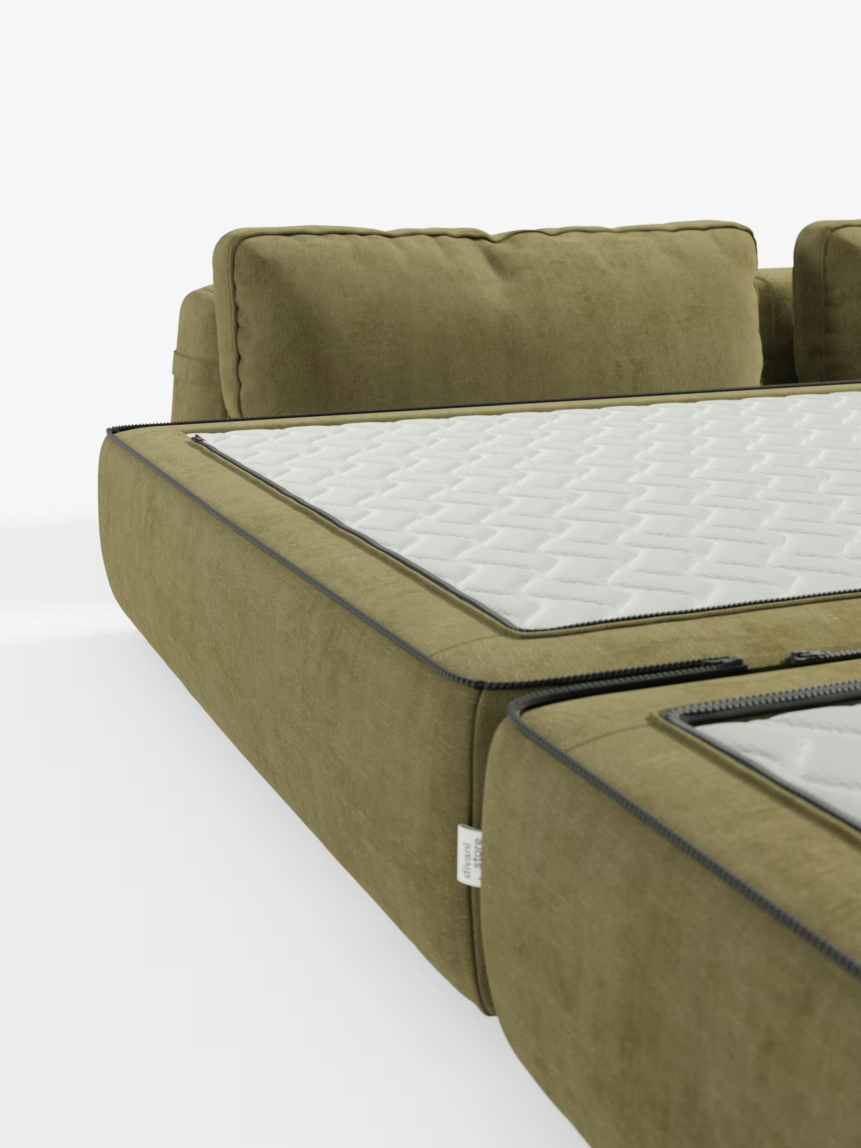 Primo piano di un divano letto matrimoniale a 2 posti “Rift” color verde oliva di Divani.Store, caratterizzato da schienali mobili e da un cuscino di seduta rimovibile che rivela un materasso alto 24 cm in memory foam, rivestito in tessuto T31 lavabile con finitura trapuntata bianca. I cuscini presentano cuciture a vista e cerniere, mentre lo sfondo bianco a tinta unita mette in risalto la raffinata trama e la maestria artigianale di questo versatile divano letto.