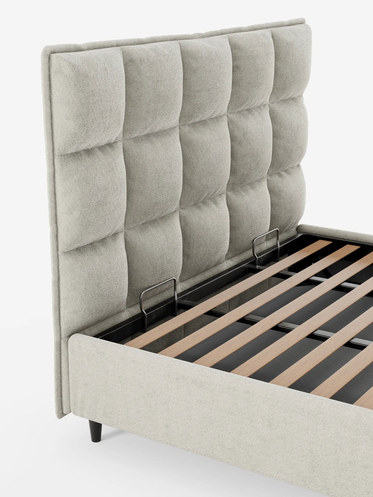 Letto imbottito AURO color beige chiaro con vano contenitore e testiera alta capitonné in ciniglia Oeko-Tex®, caratterizzato da una testiera alta con trapuntatura a griglia, gambe minimaliste scure e una base a doghe sollevata per rivelare lo spazio interno di contenimento.