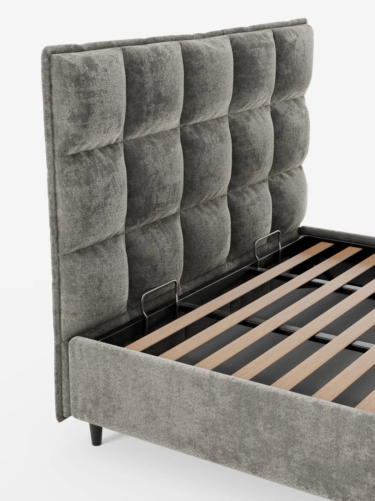 AURO: letto imbottito con contenitore e testiera alta capitonné in ciniglia Oeko-Tex®, caratterizzato da una testiera grigia trapuntata con motivo a quadrati, una base a doghe in legno con contenitore e piccole gambe scure su sfondo bianco.