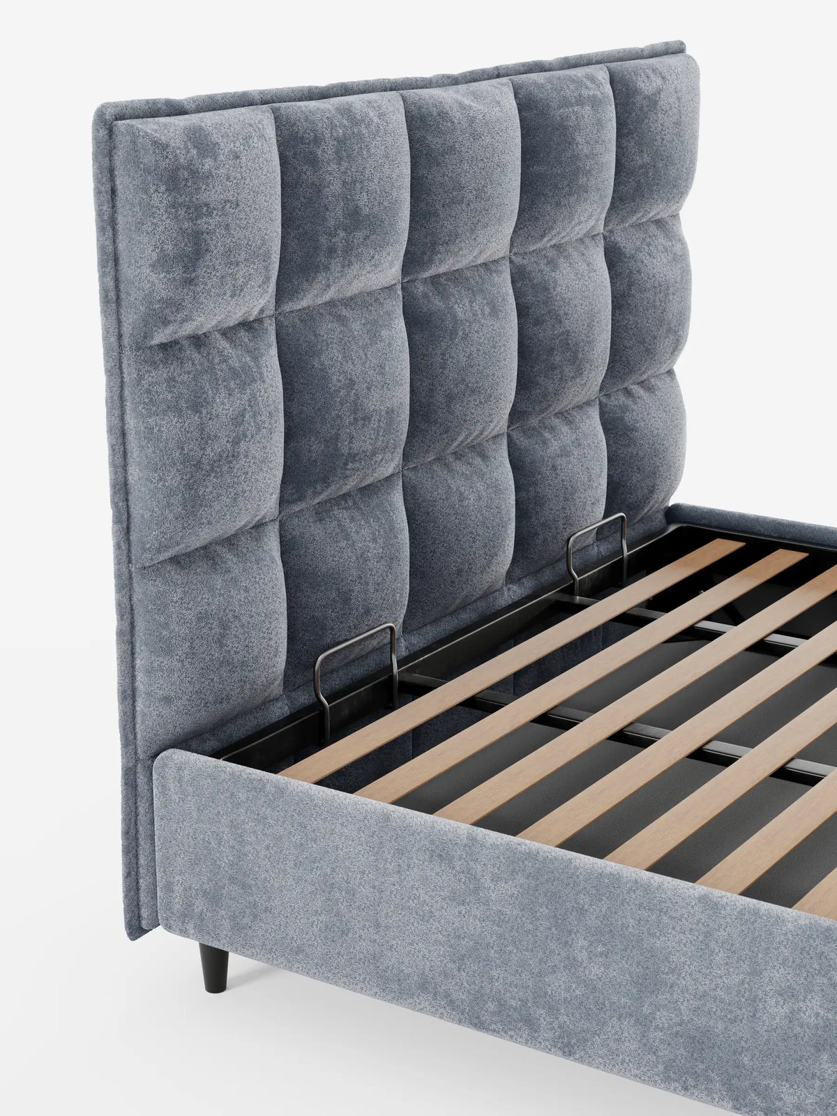 Il letto imbottito AURO con vano contenitore e testiera capitonné alta in ciniglia Oeko-Tex® presenta una testiera grigia capitonné con motivo a quadrati, un vano contenitore interno e una base a doghe in legno con gambe scure su sfondo bianco.